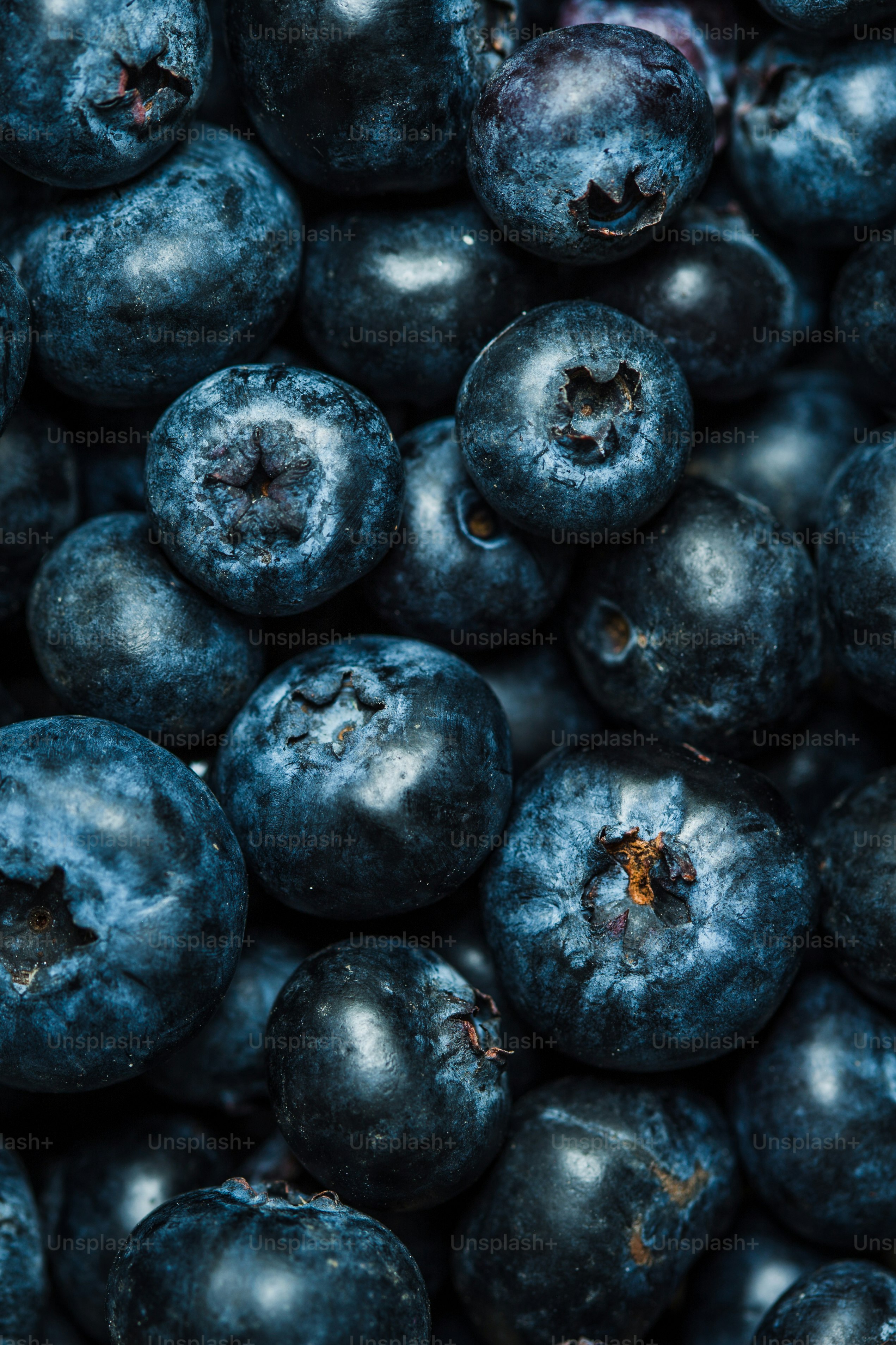 A pile of blueberries that are very close together