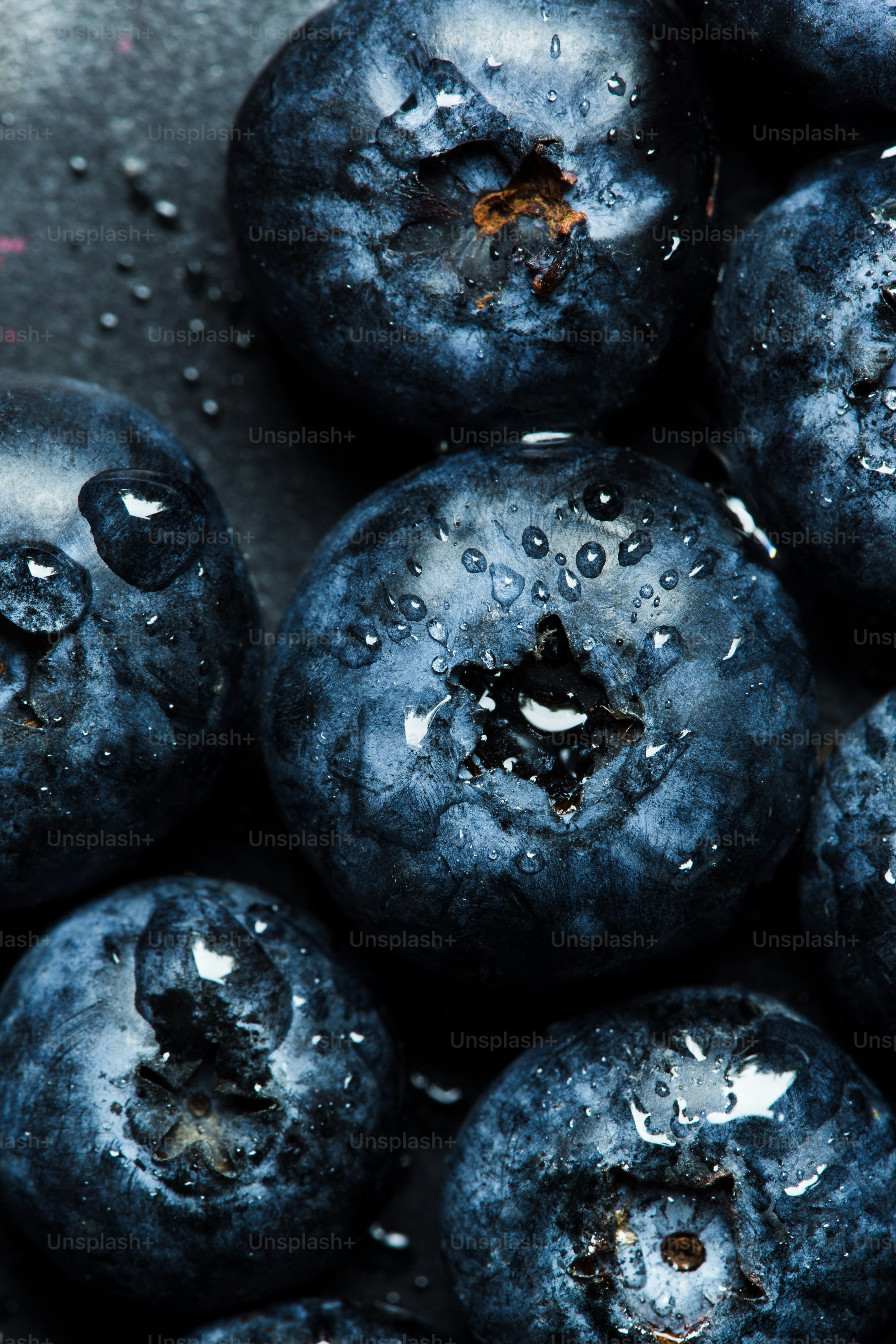 Un manojo de arándanos encima de una mesa