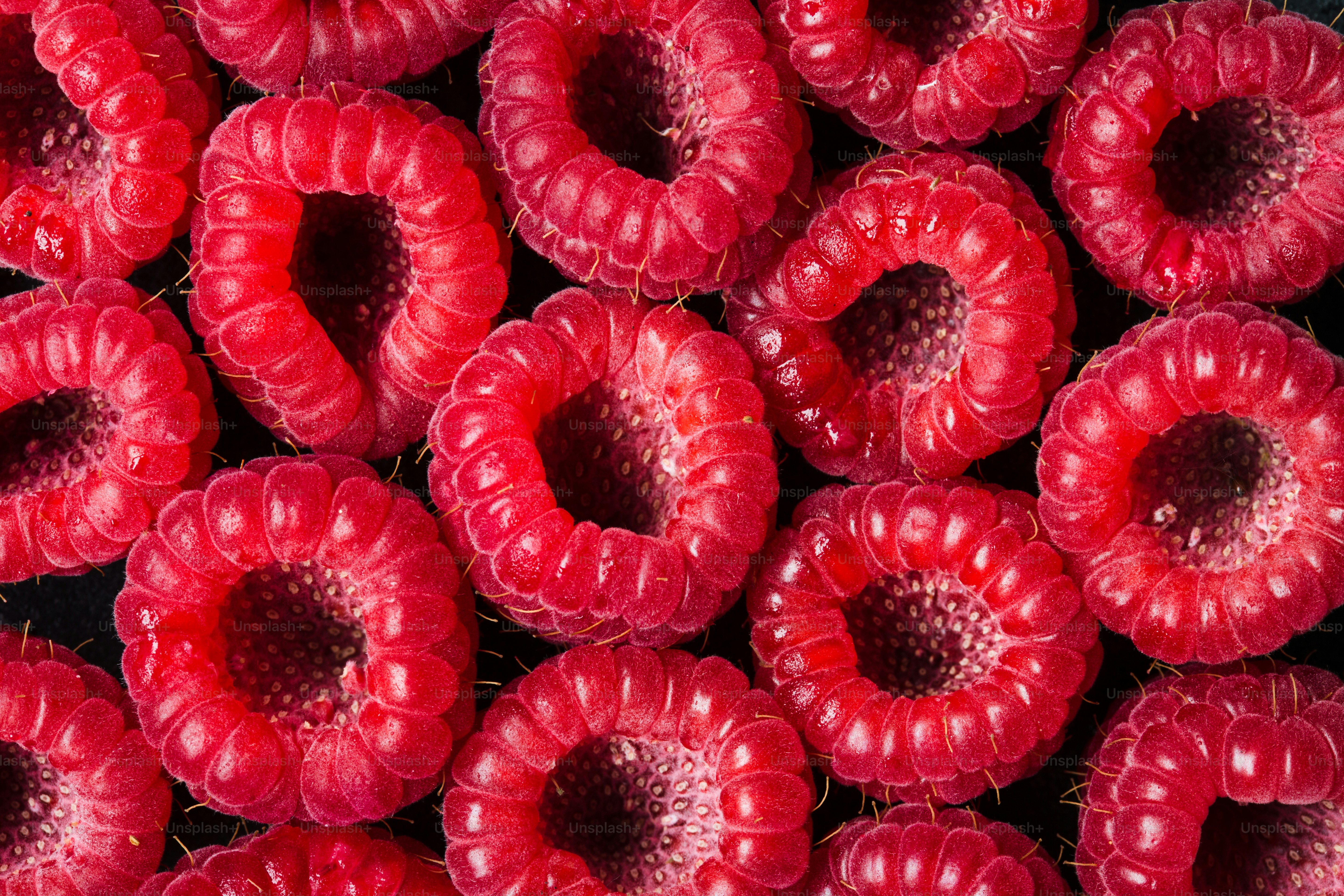Ein Strauß Himbeeren sitzt auf einem Tisch