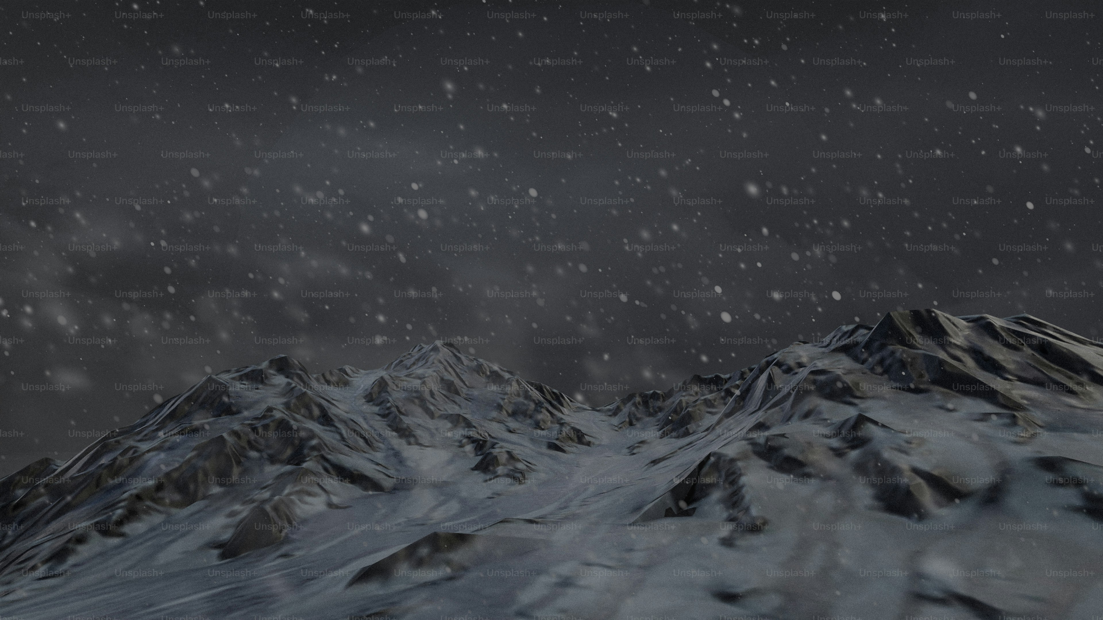 Una montaña cubierta de nieve bajo un cielo oscuro