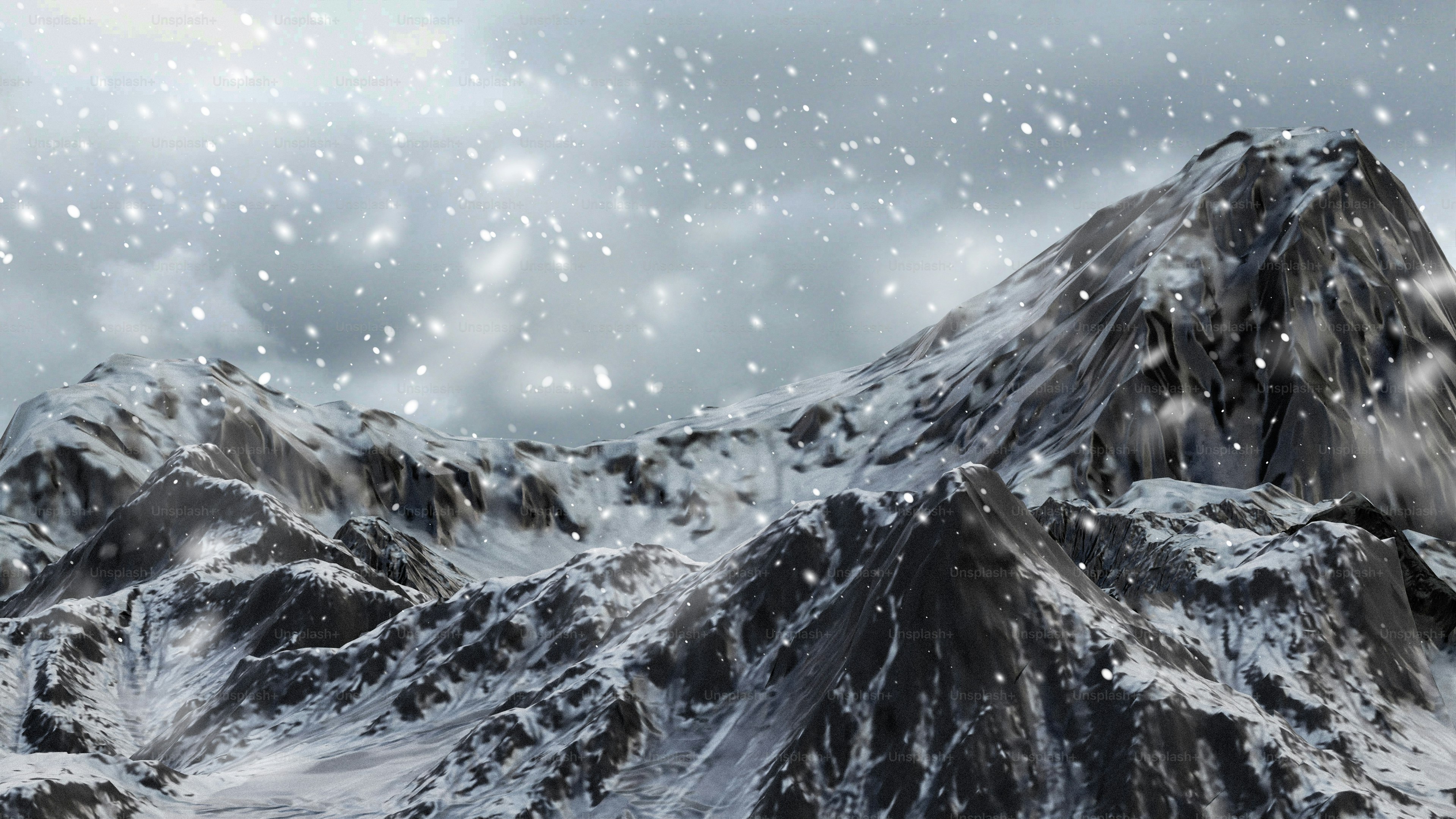 구름 낀 하늘 아래 눈으로 뒤덮인 산