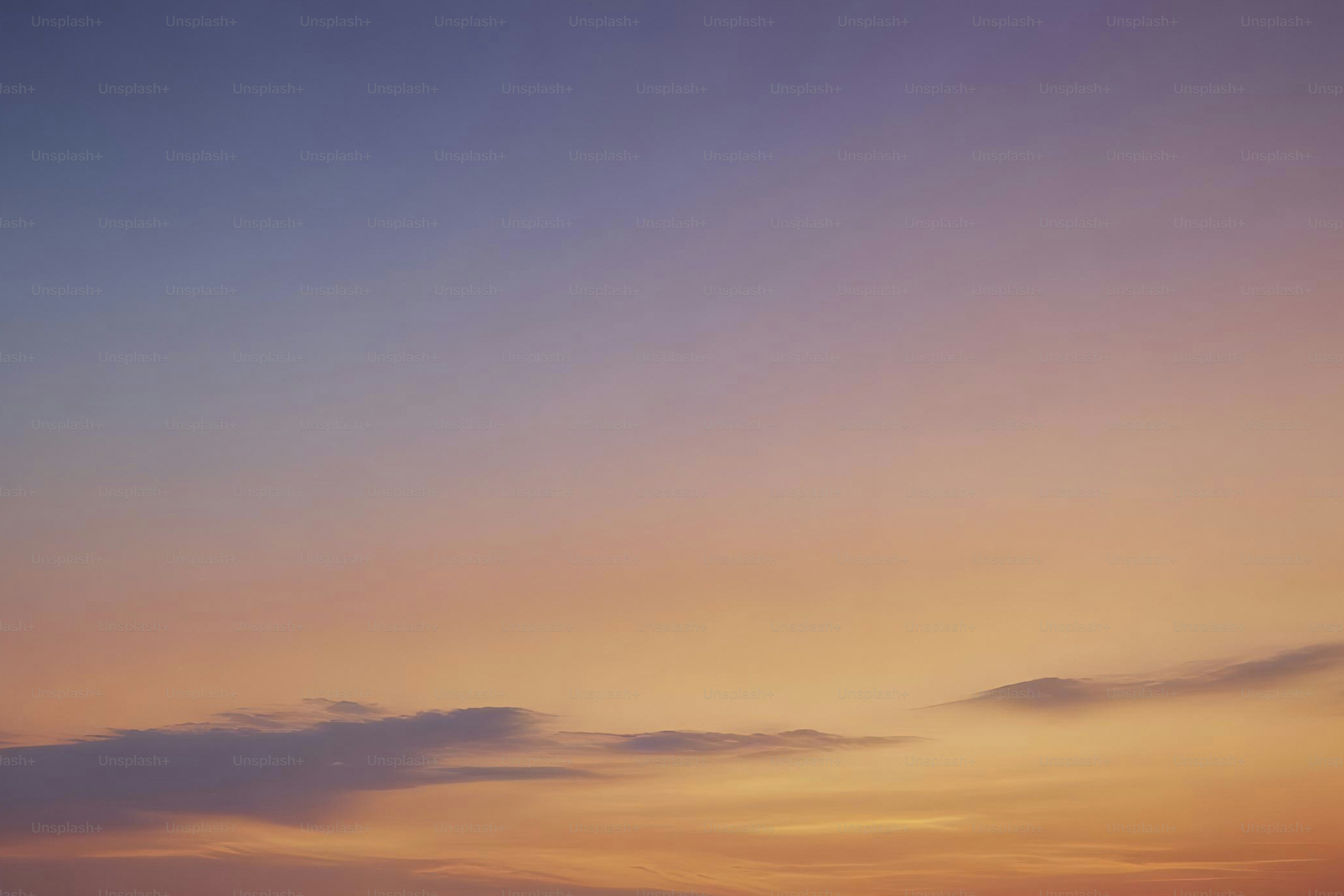 Ein Flugzeug, das bei Sonnenuntergang am Himmel fliegt