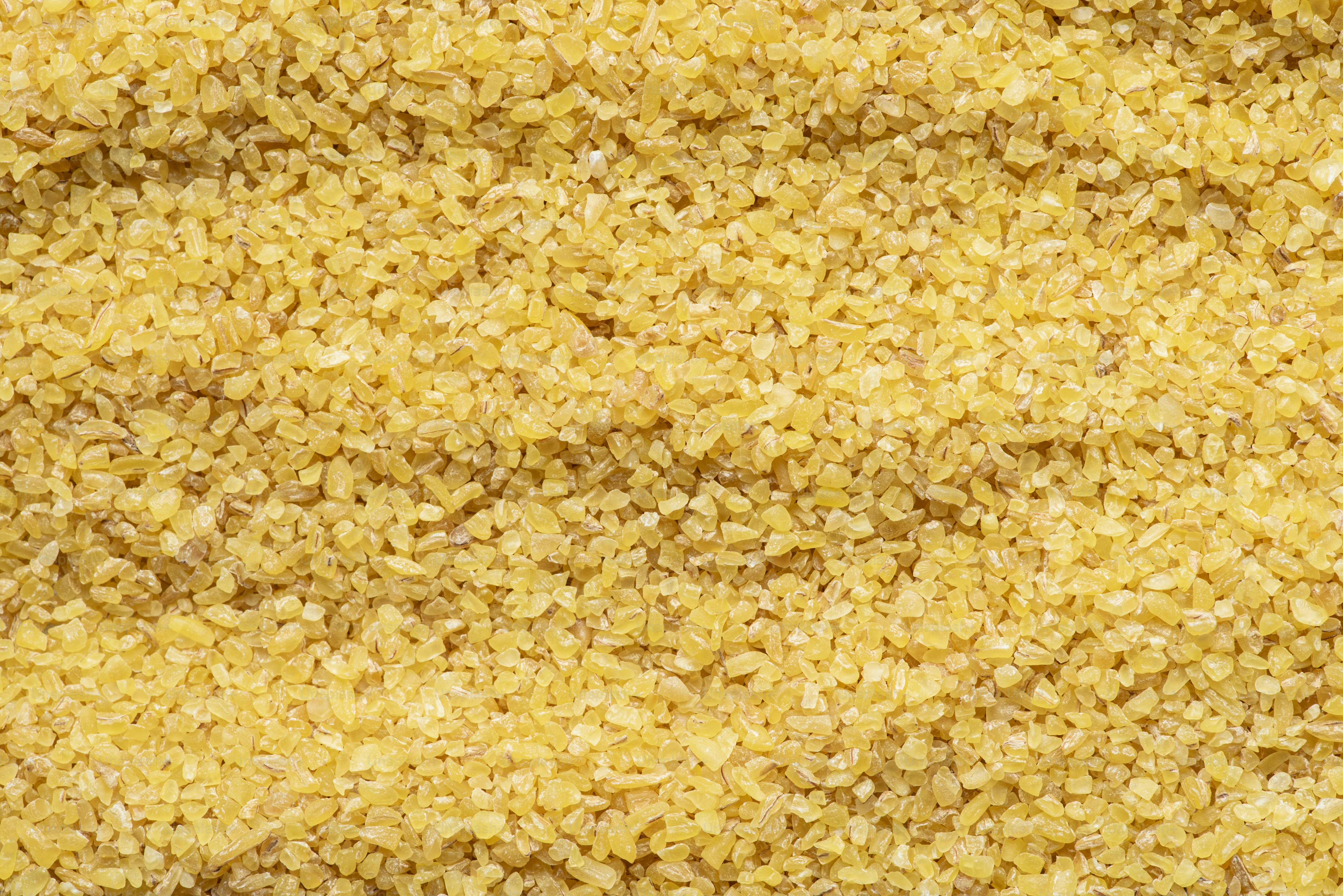 Um close acima de uma pilha de comida amarela