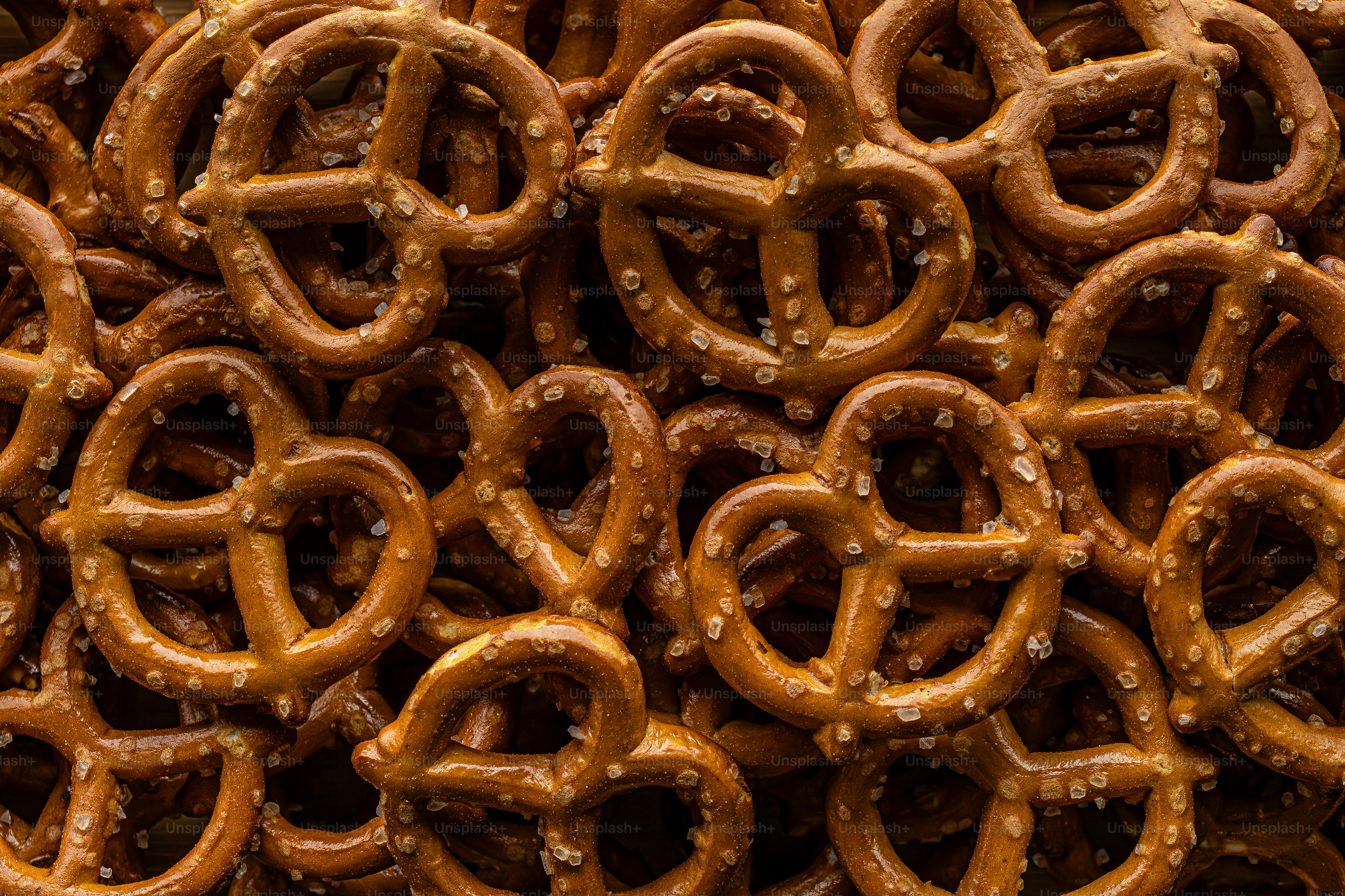 Uma pilha de pretzels sentados uns sobre os outros