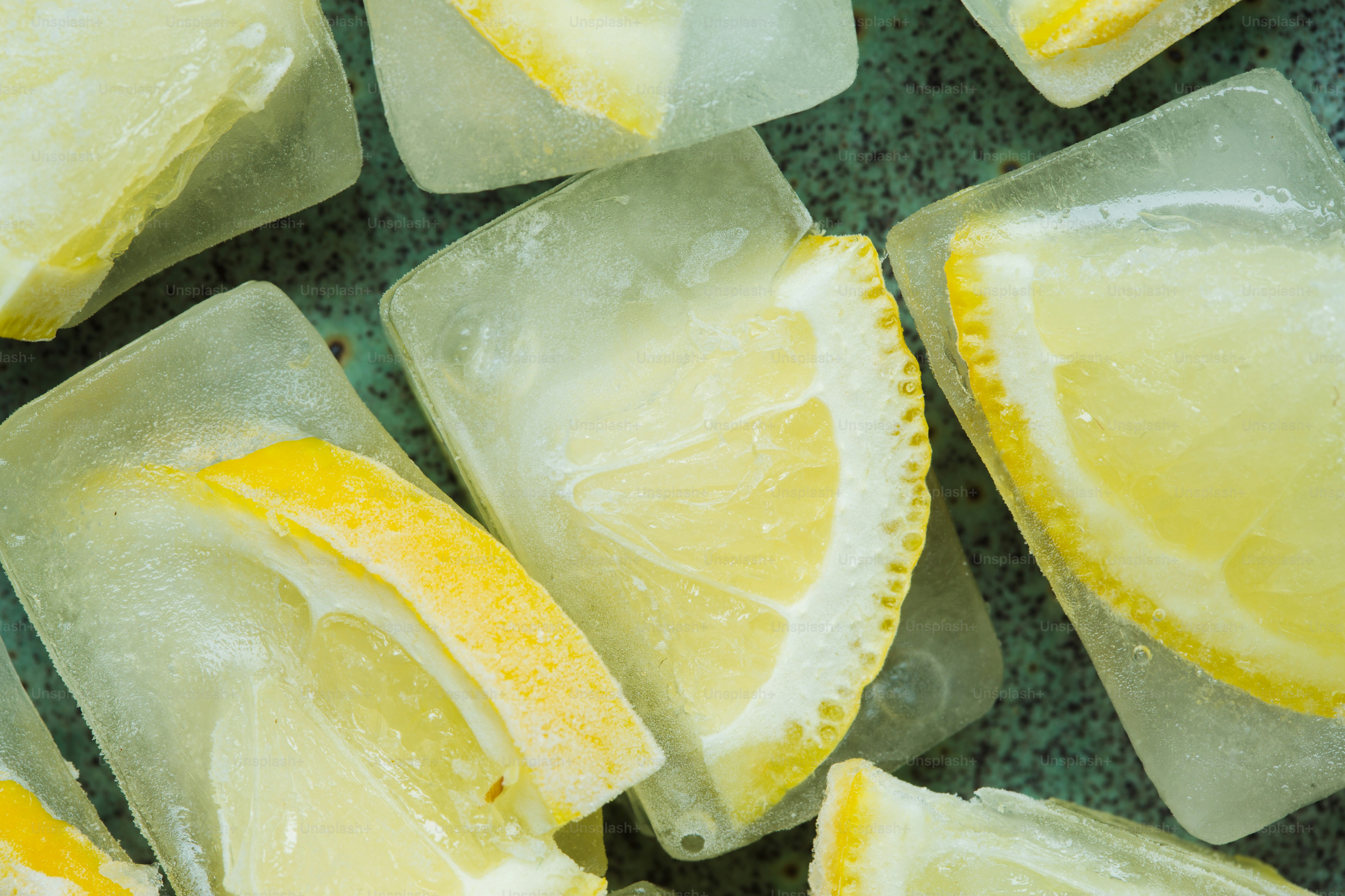 Un mazzetto di fette di limone adagiate sopra il ghiaccio