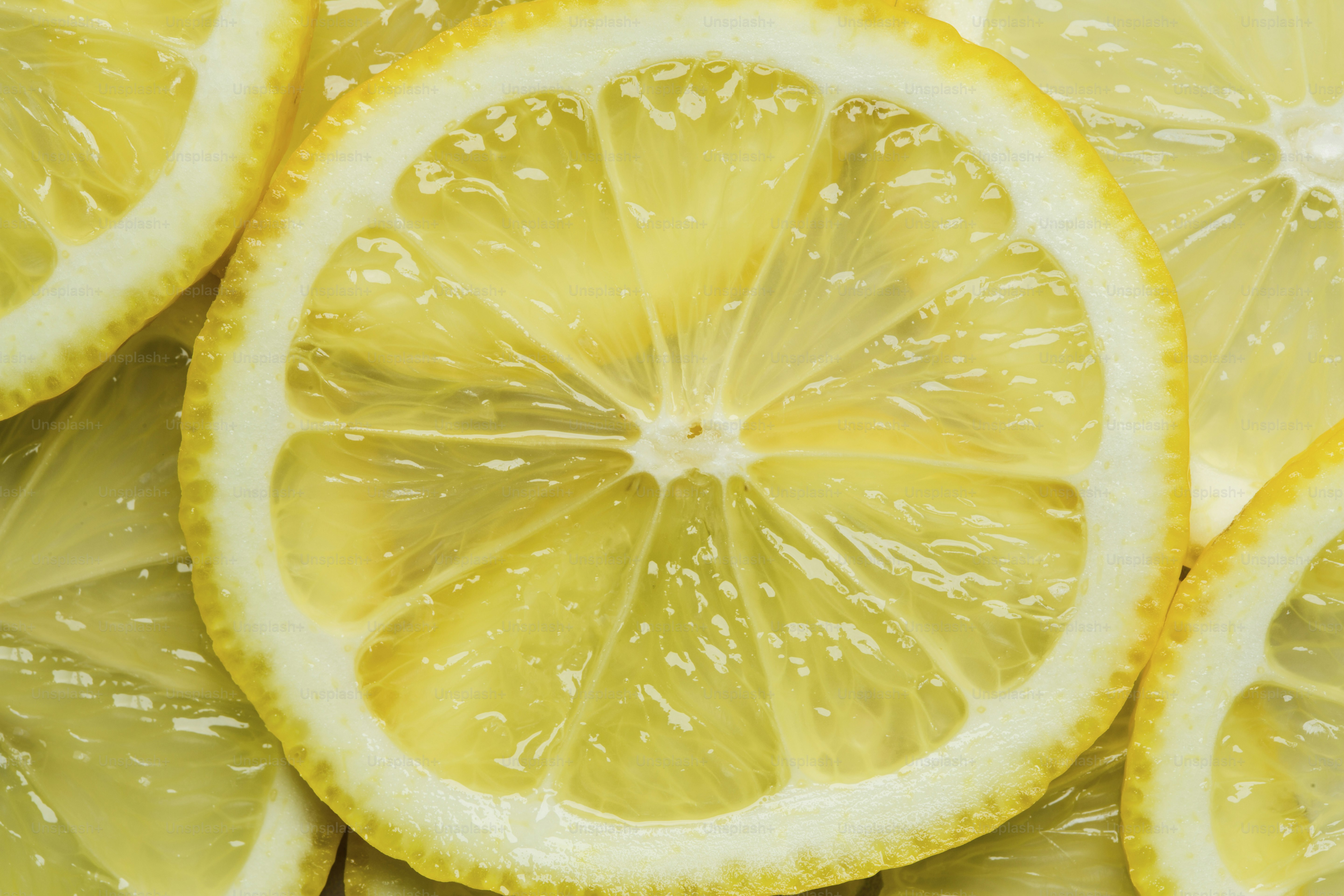 Un mazzo di limoni uno sopra l'altro