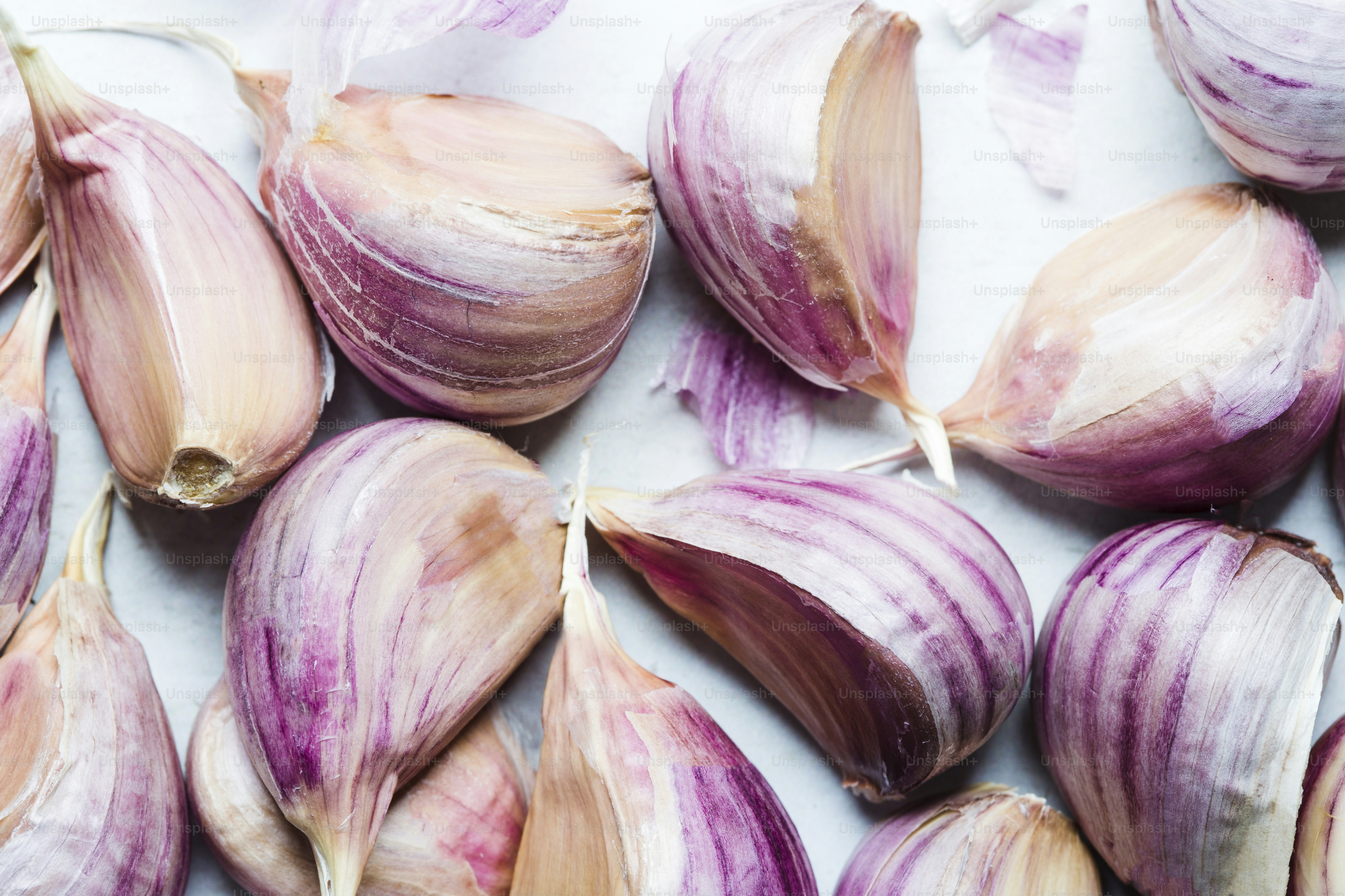 A close up of a bunch of garlic on a table