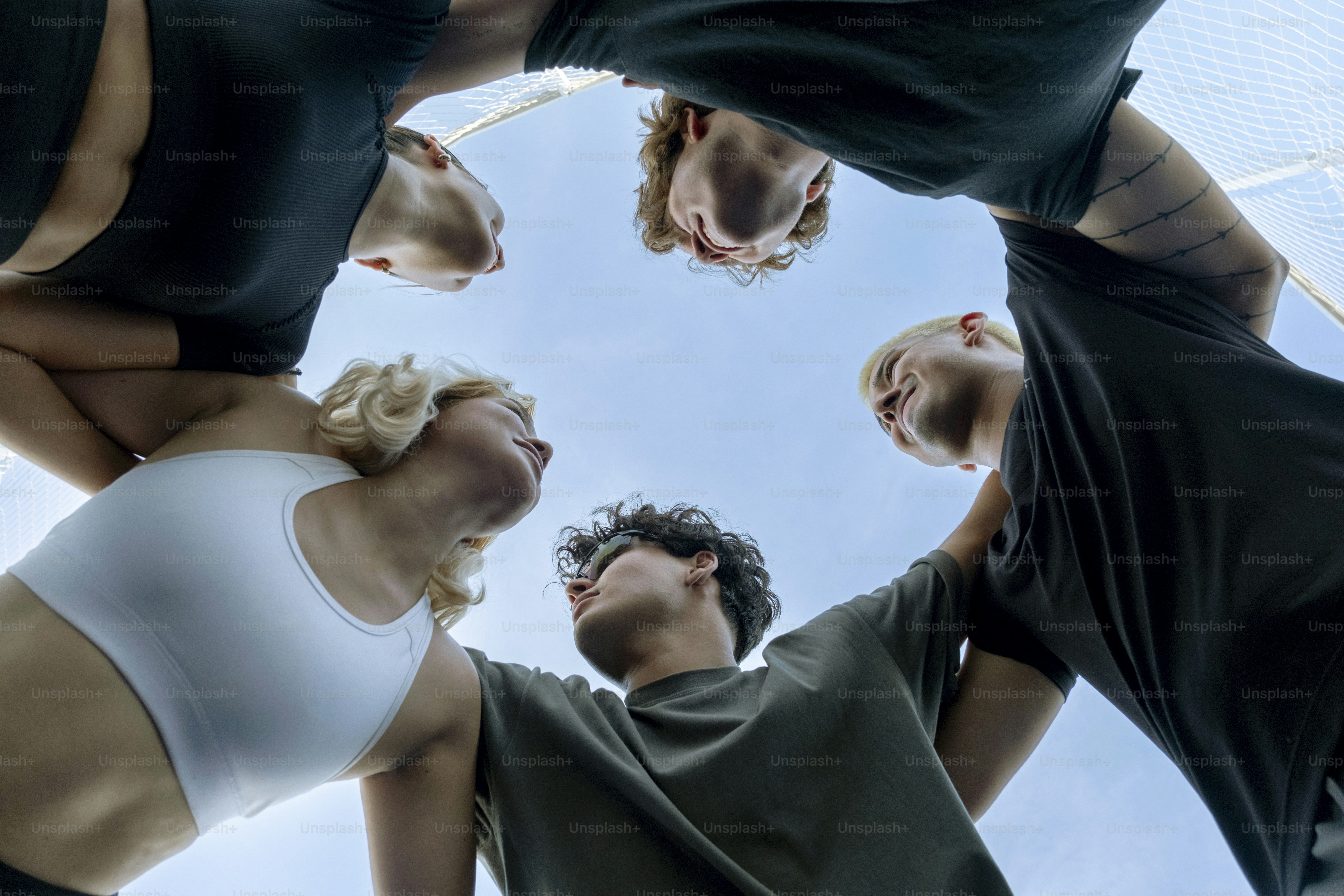 Um grupo de pessoas em pé em um círculo