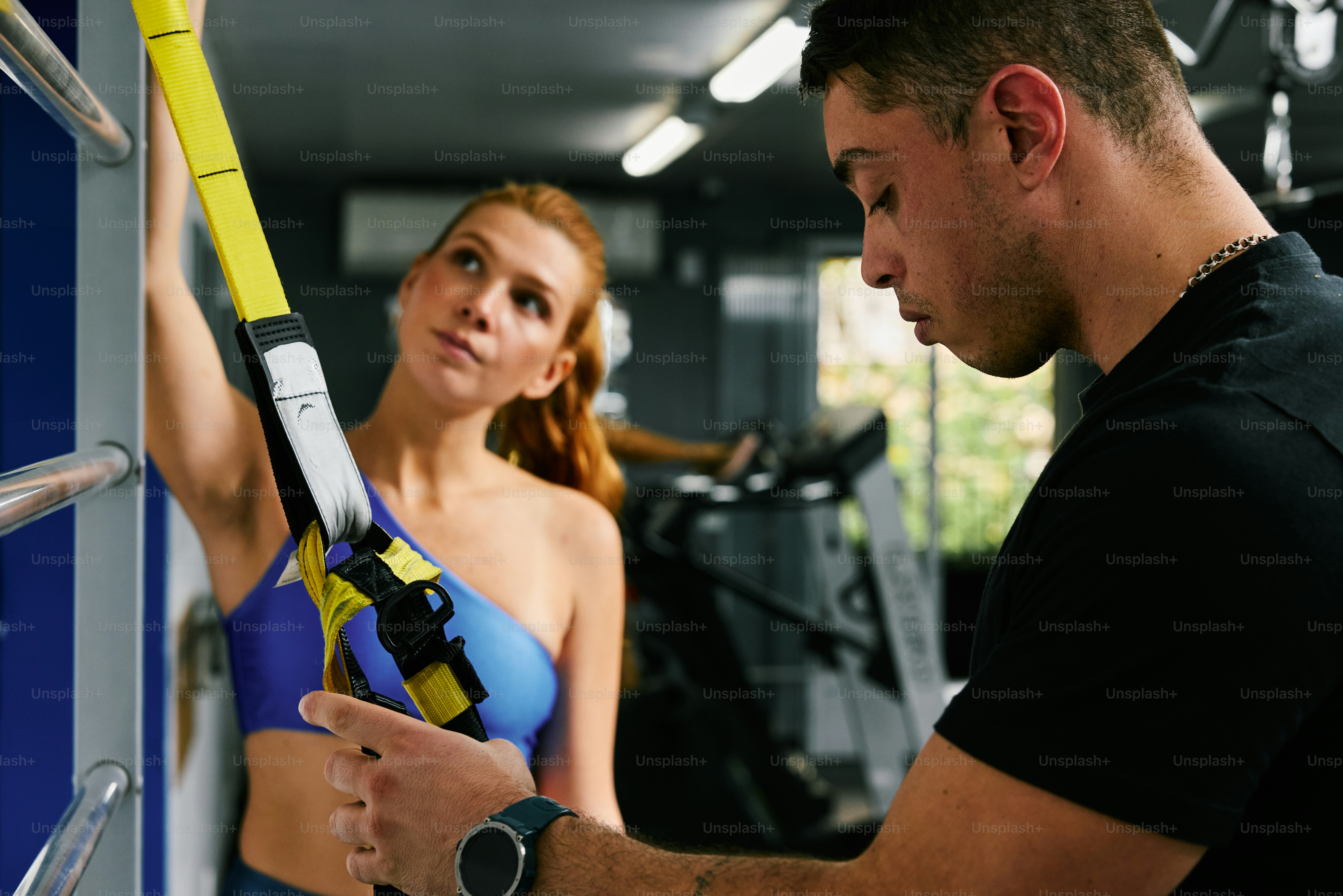 Ein Mann und eine Frau in einem Fitnessstudio