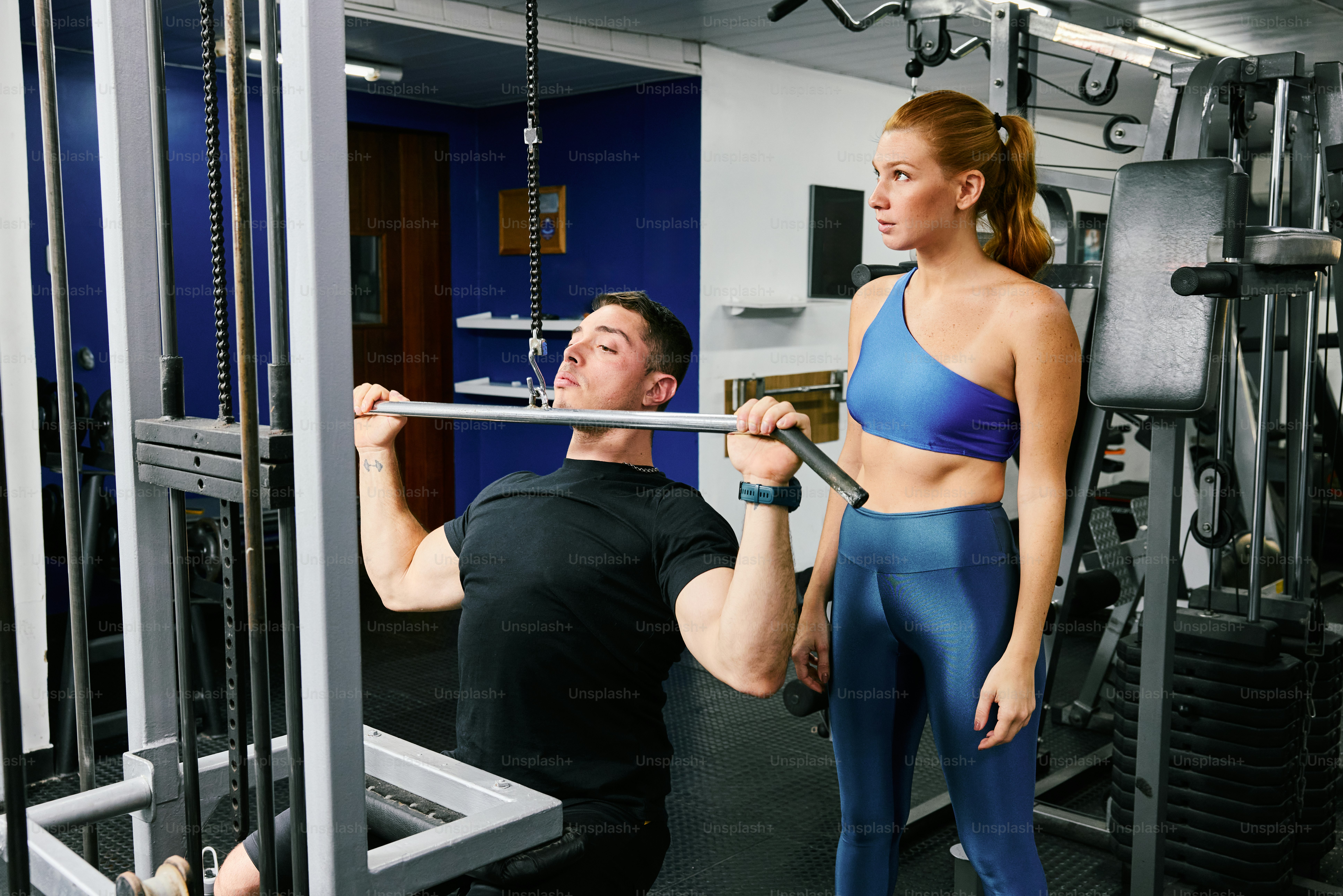 Seorang pria dan seorang wanita berolahraga di gym