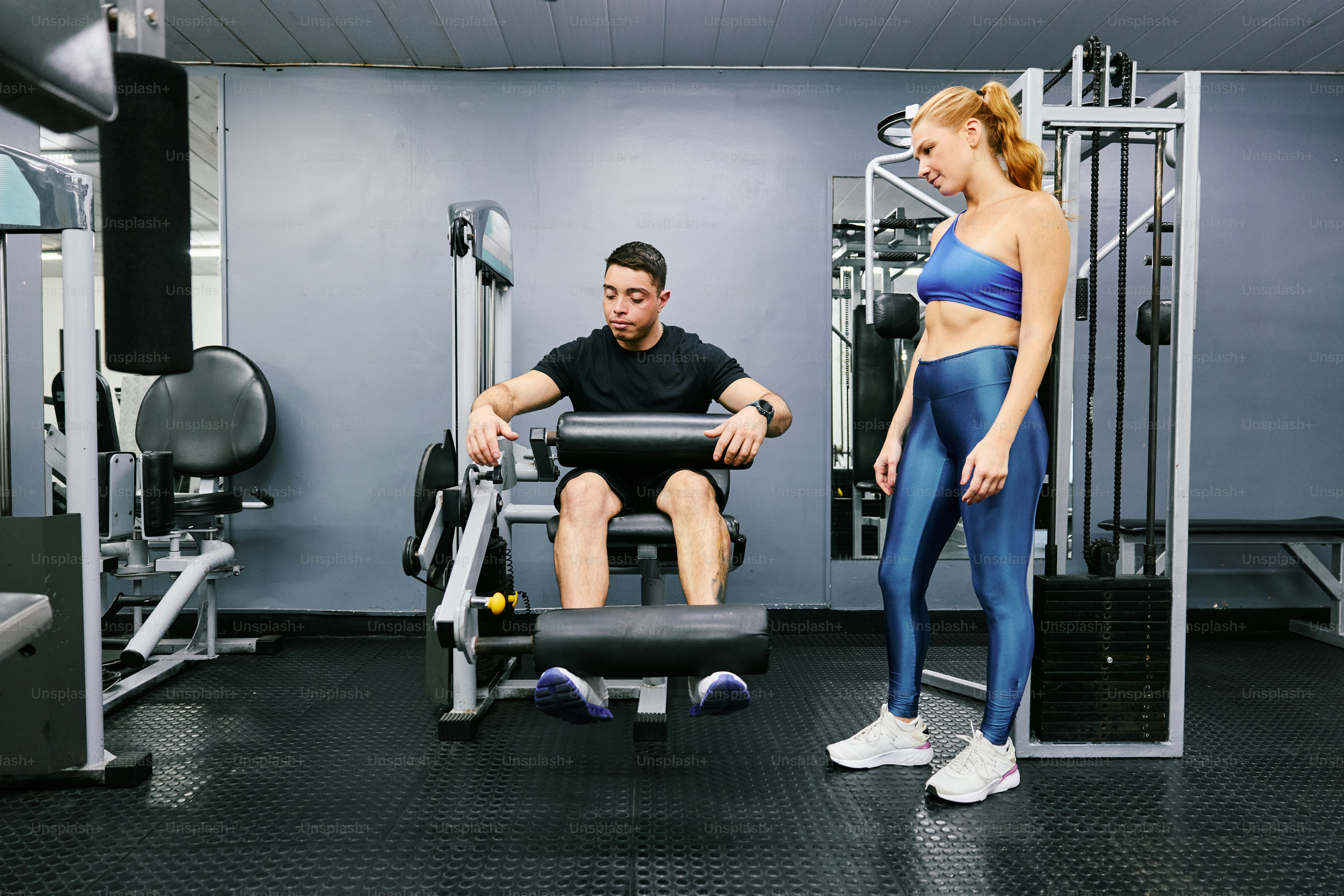 Un hombre y una mujer en un gimnasio