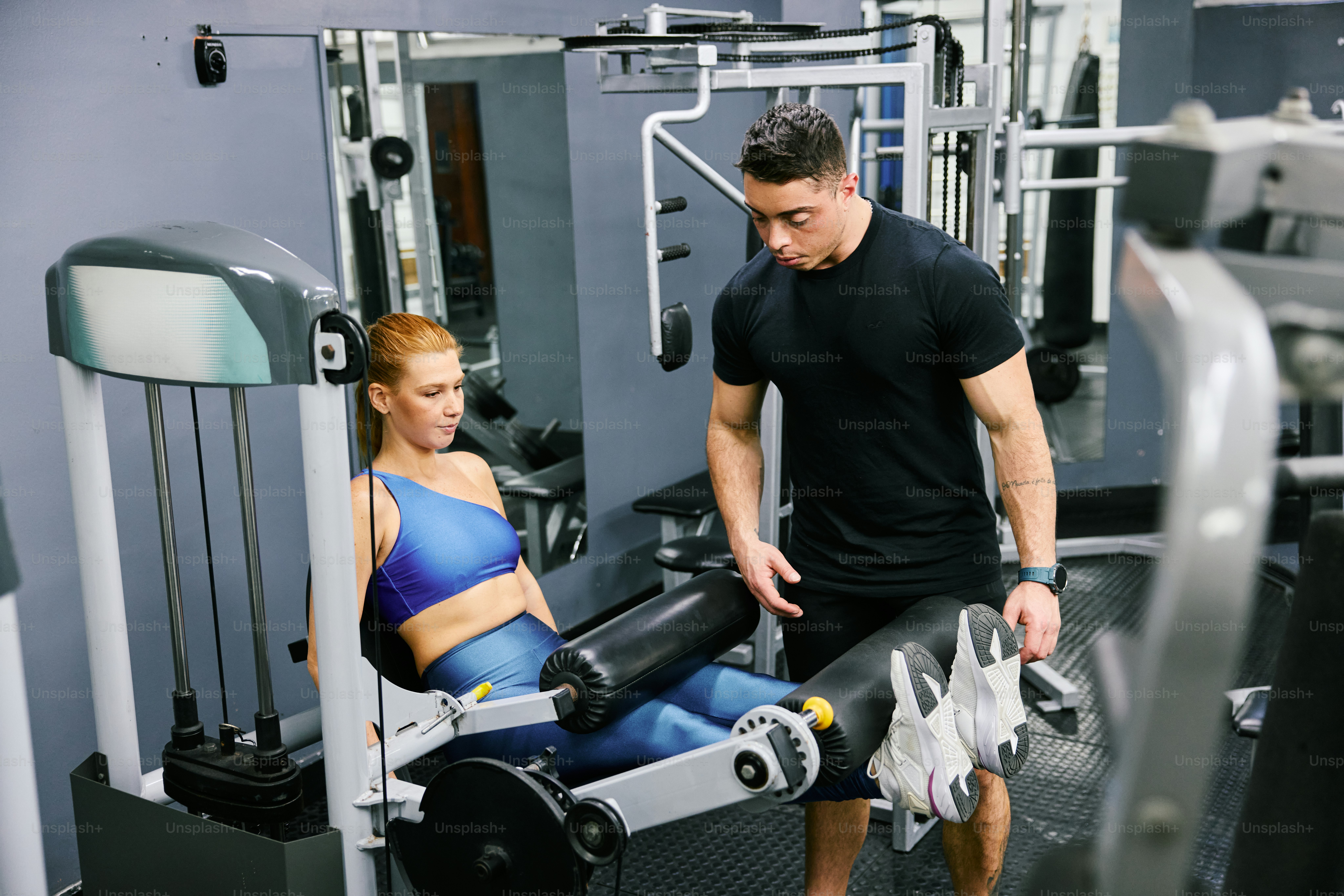 Un hombre y una mujer haciendo ejercicio en un gimnasio