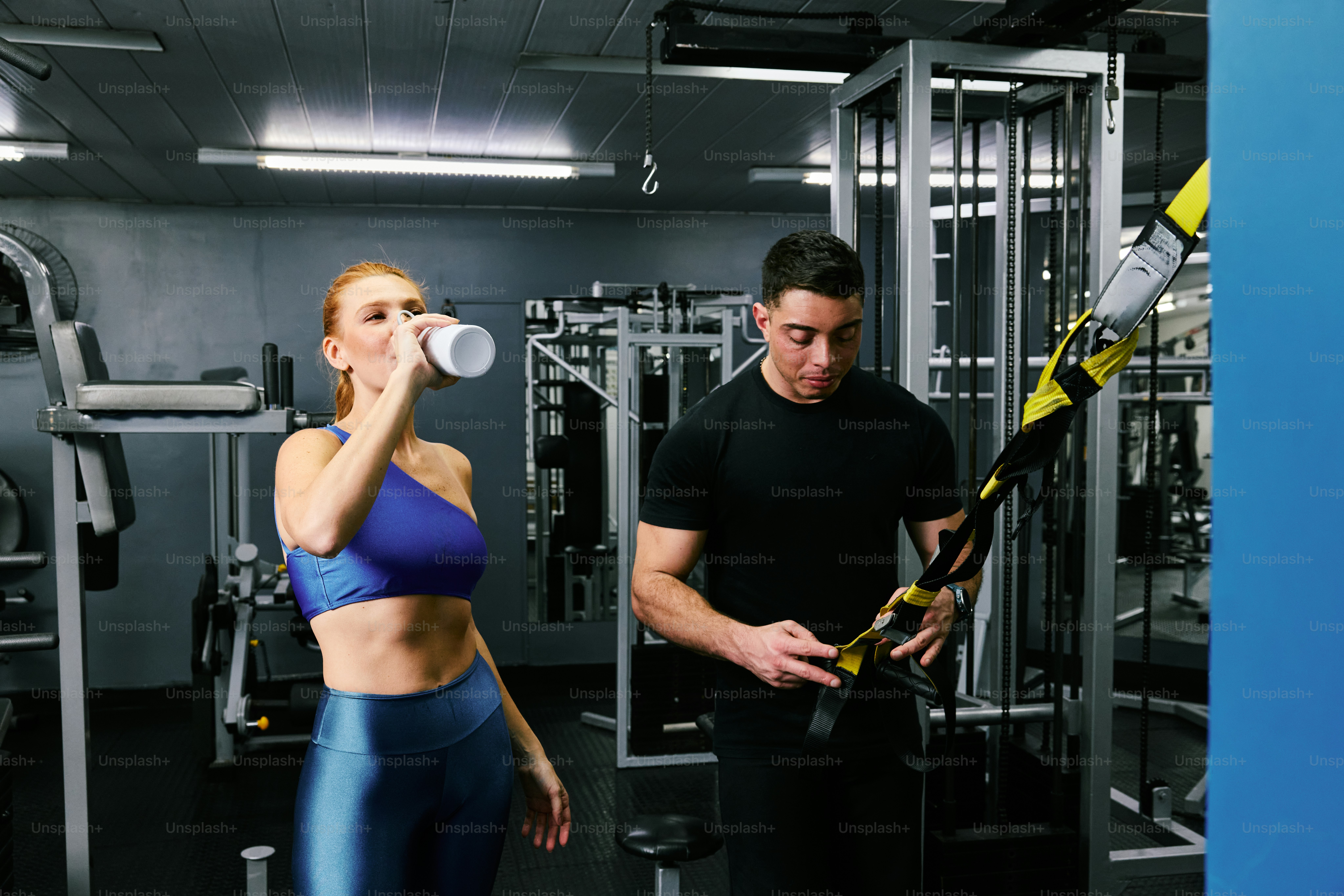 Un hombre y una mujer en un gimnasio