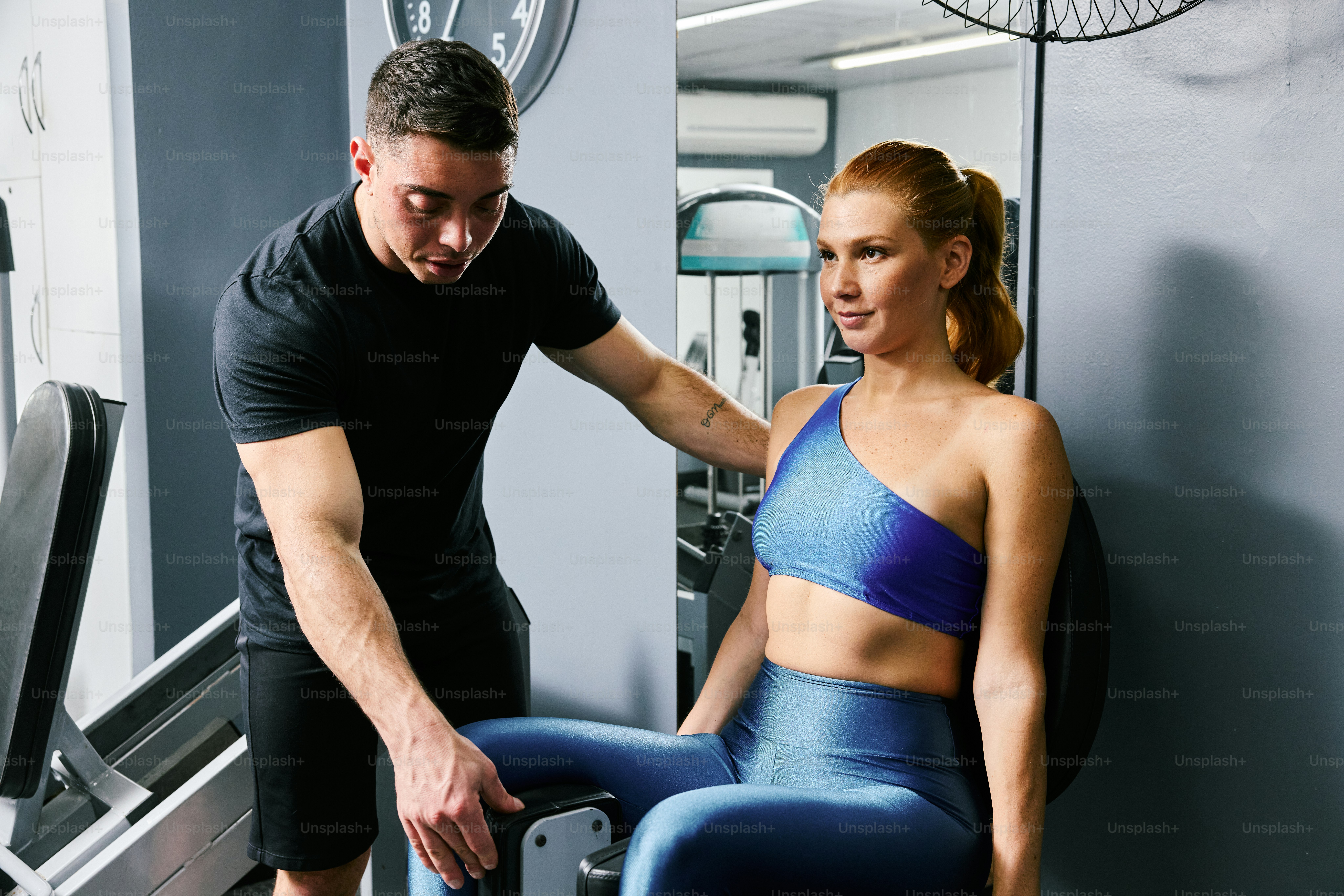 Ein Mann steht neben einer Frau auf einem Laufband