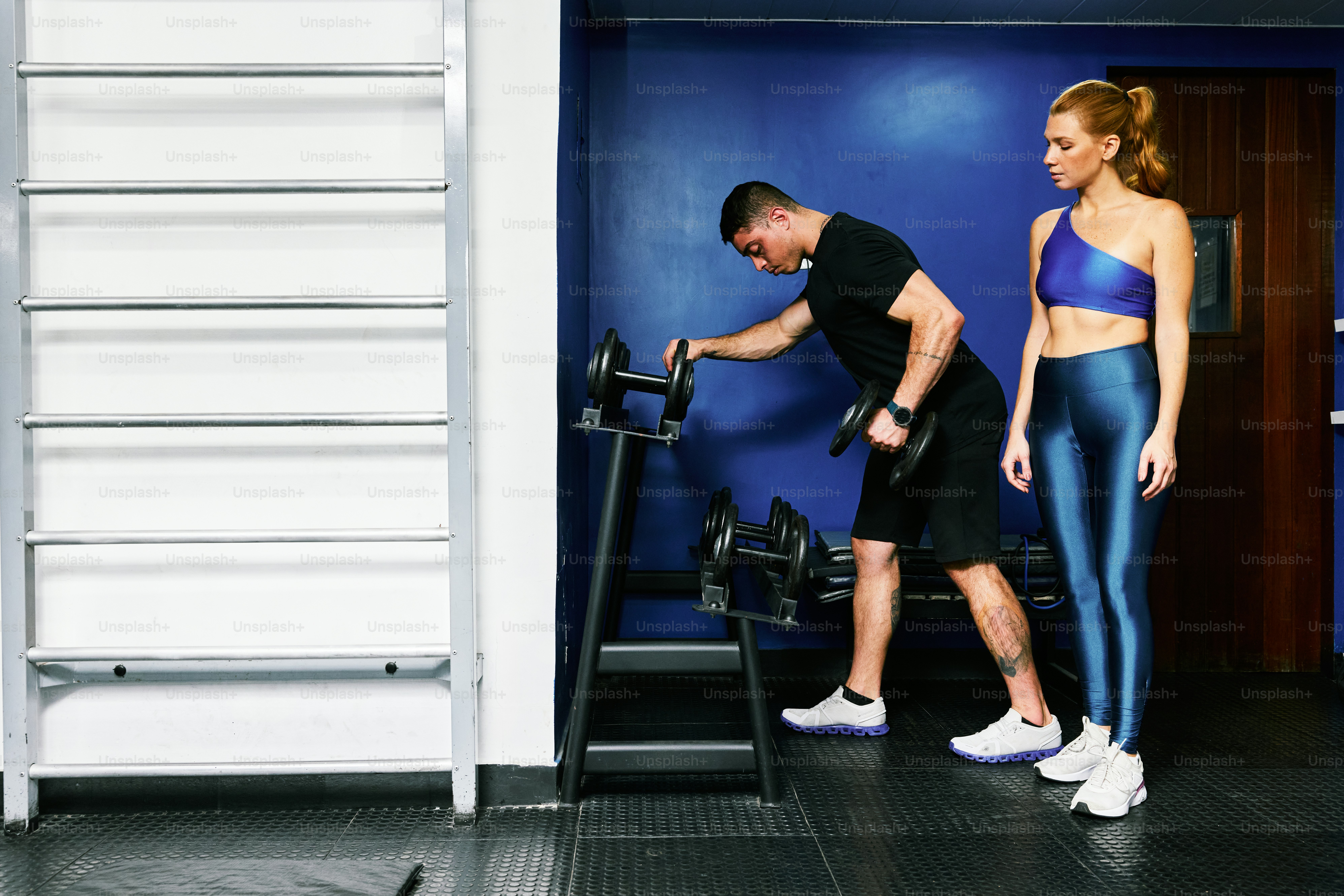 Un hombre y una mujer haciendo ejercicio en un gimnasio