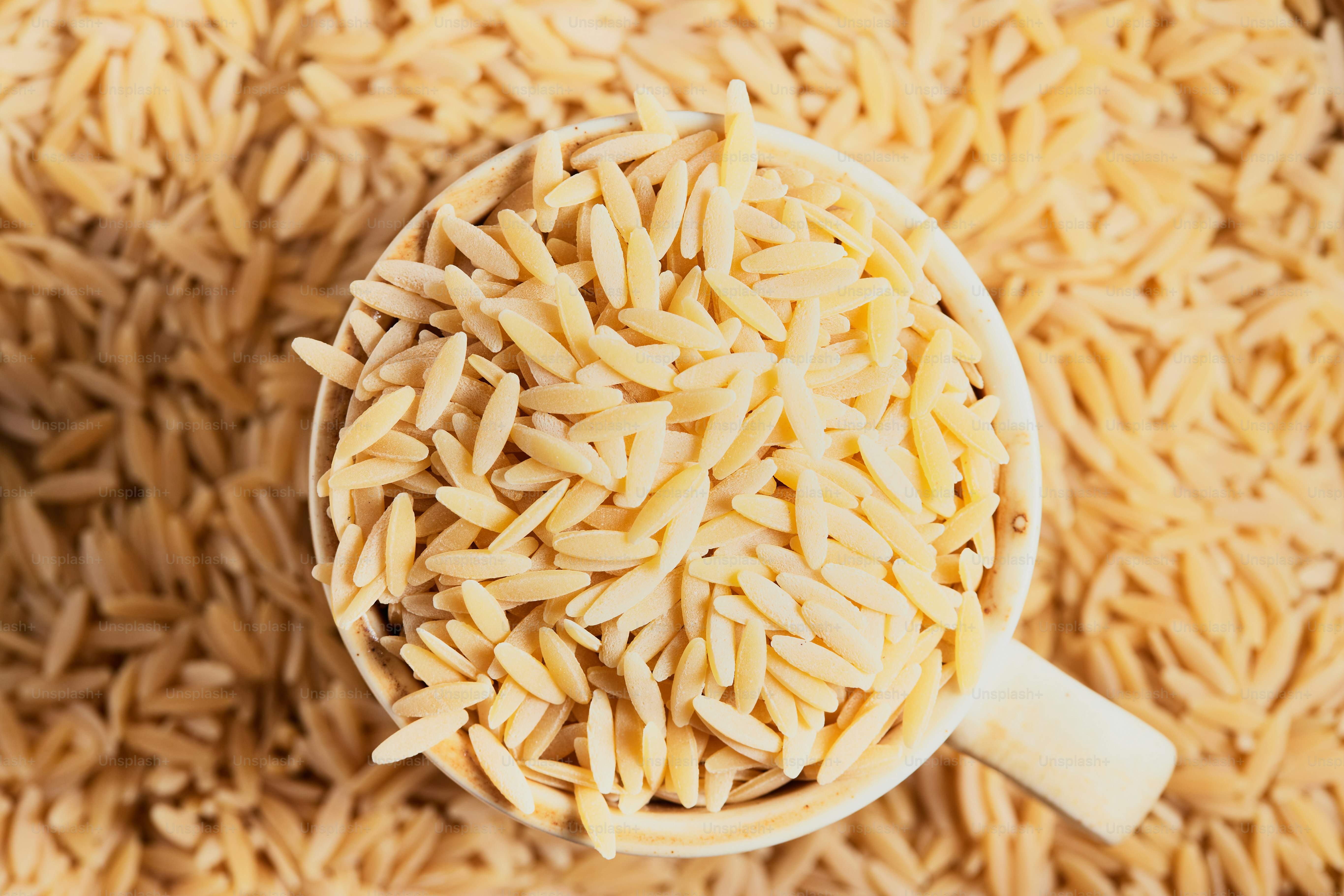 Eine Kugel voll Reis liegt auf einem Haufen Reis