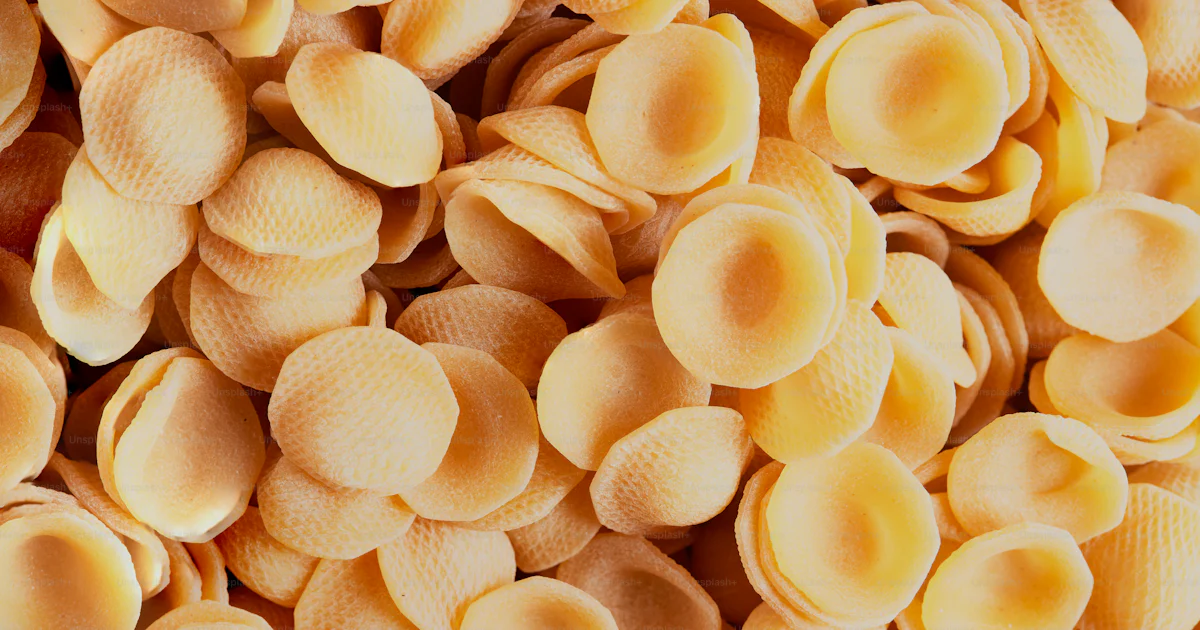 A close up of a pile of macaroni shells photo – Food Image on Unsplash