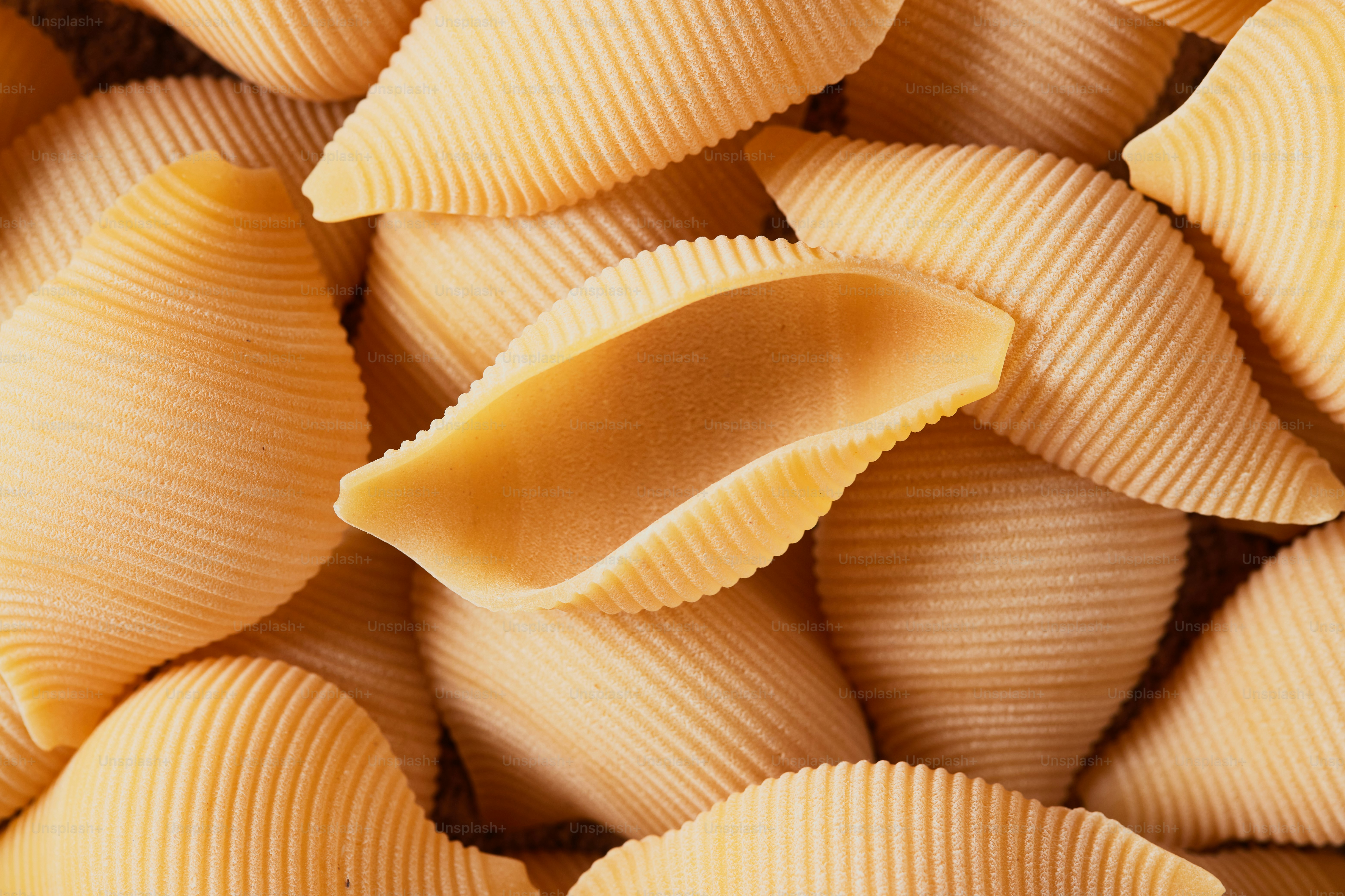 Nahaufnahme eines Haufens Nudelschalen