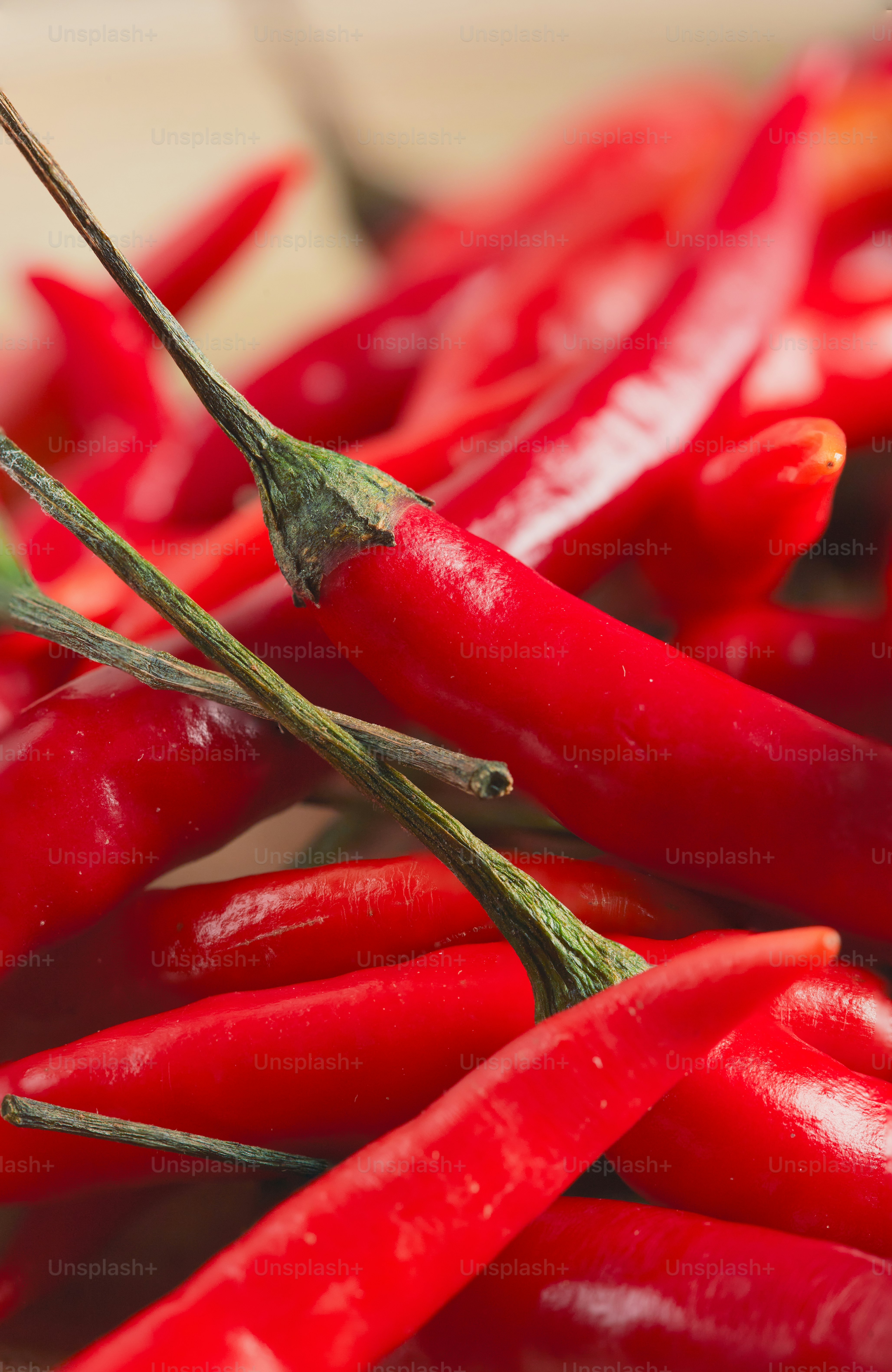 Ein Haufen roter Paprikaschoten, die auf einem Tisch liegen
