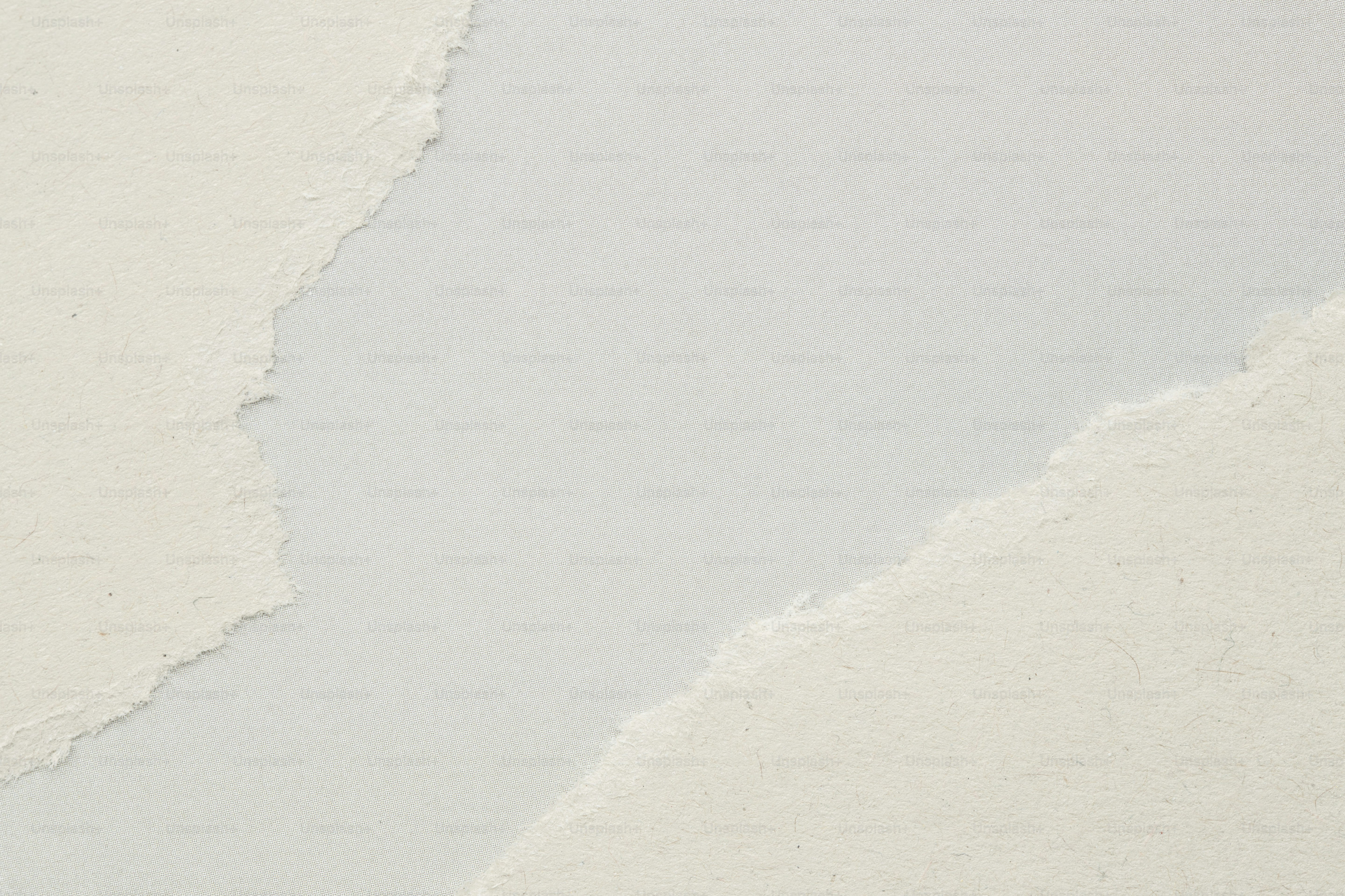 Un muro bianco con vernice scrostata su di esso