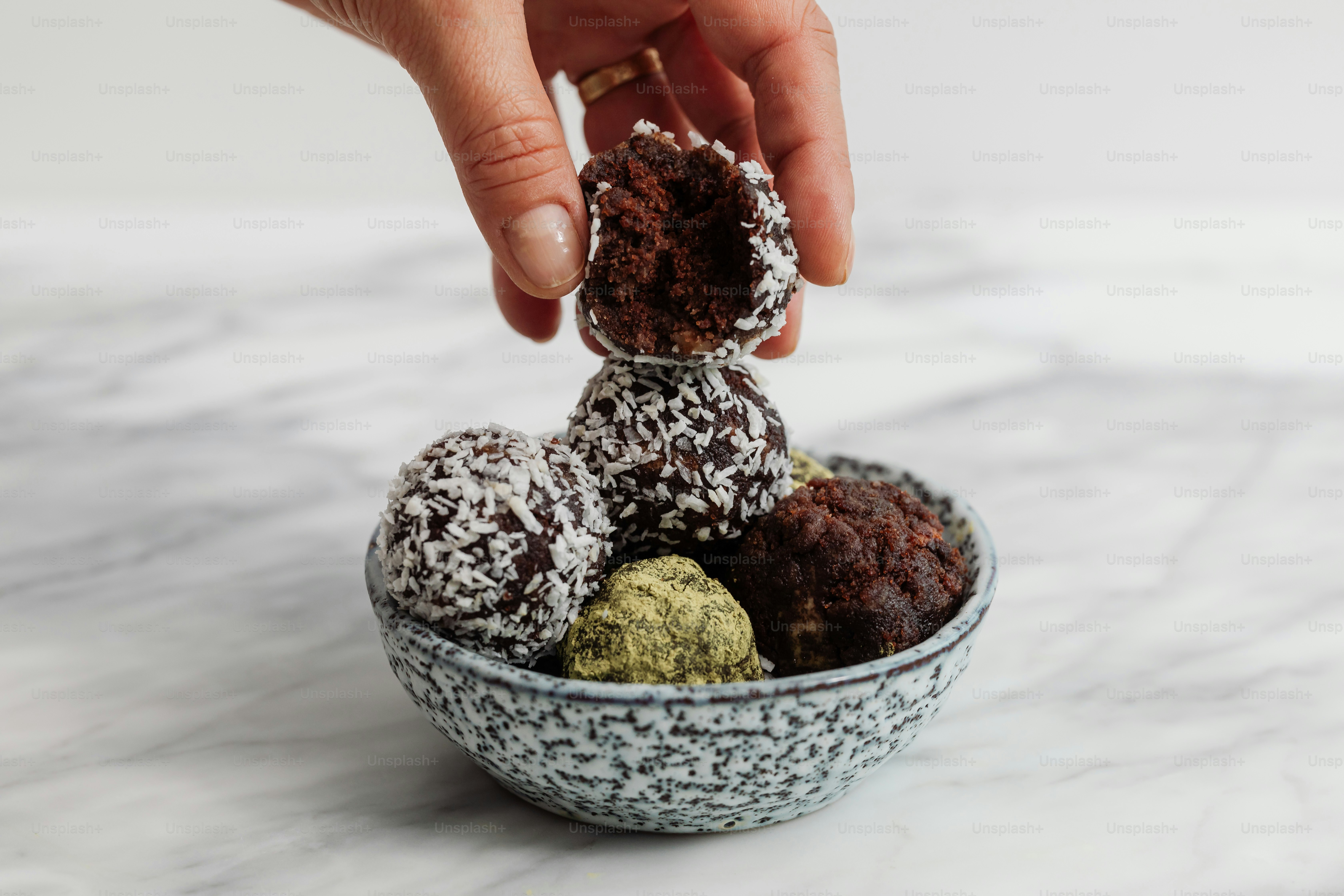 ボウルから何かしらのデザートを拾い上げる人