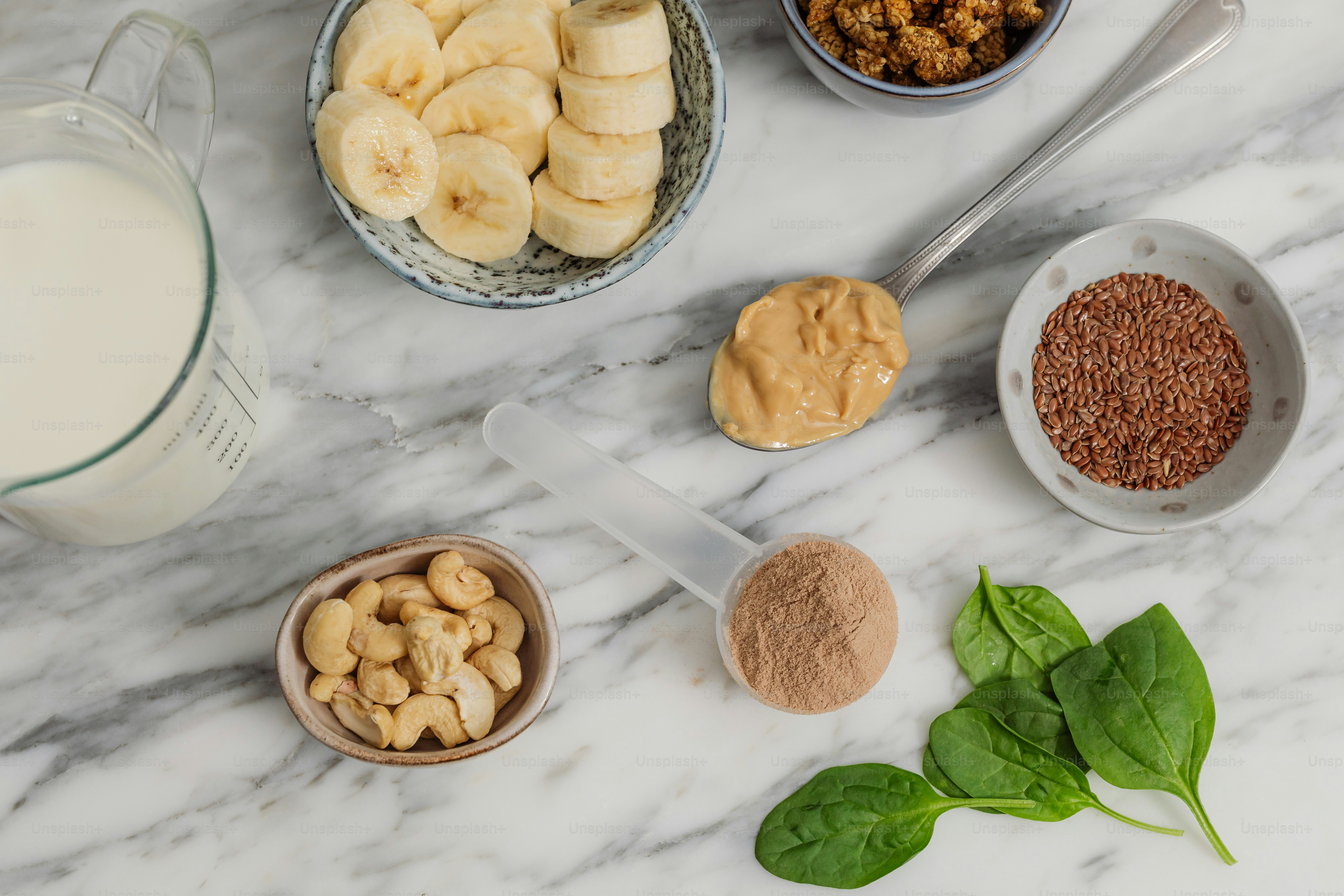 Ein Tisch mit Schüsseln mit Essen neben einem Glas Milch
