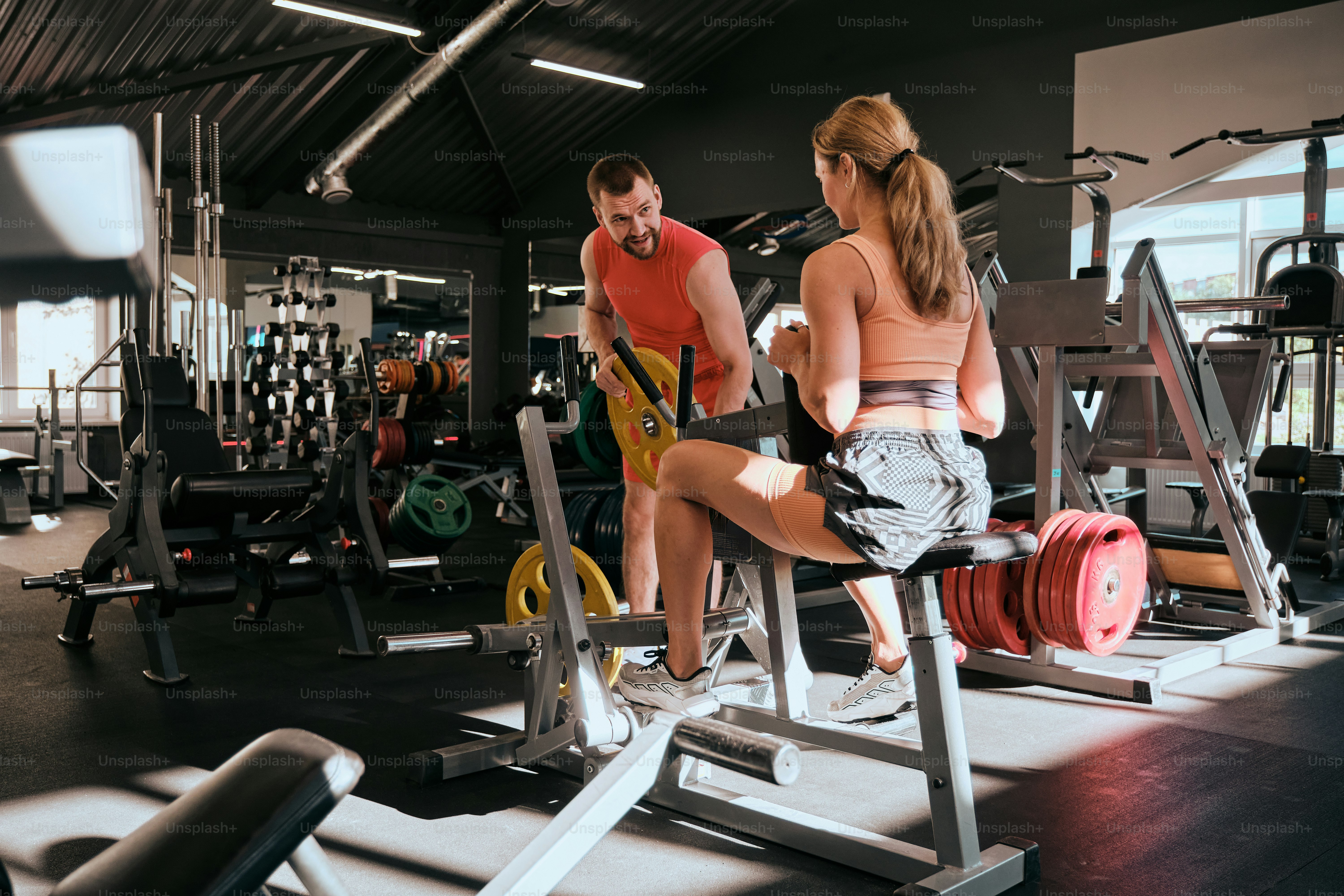 Un hombre y una mujer haciendo ejercicio en un gimnasio