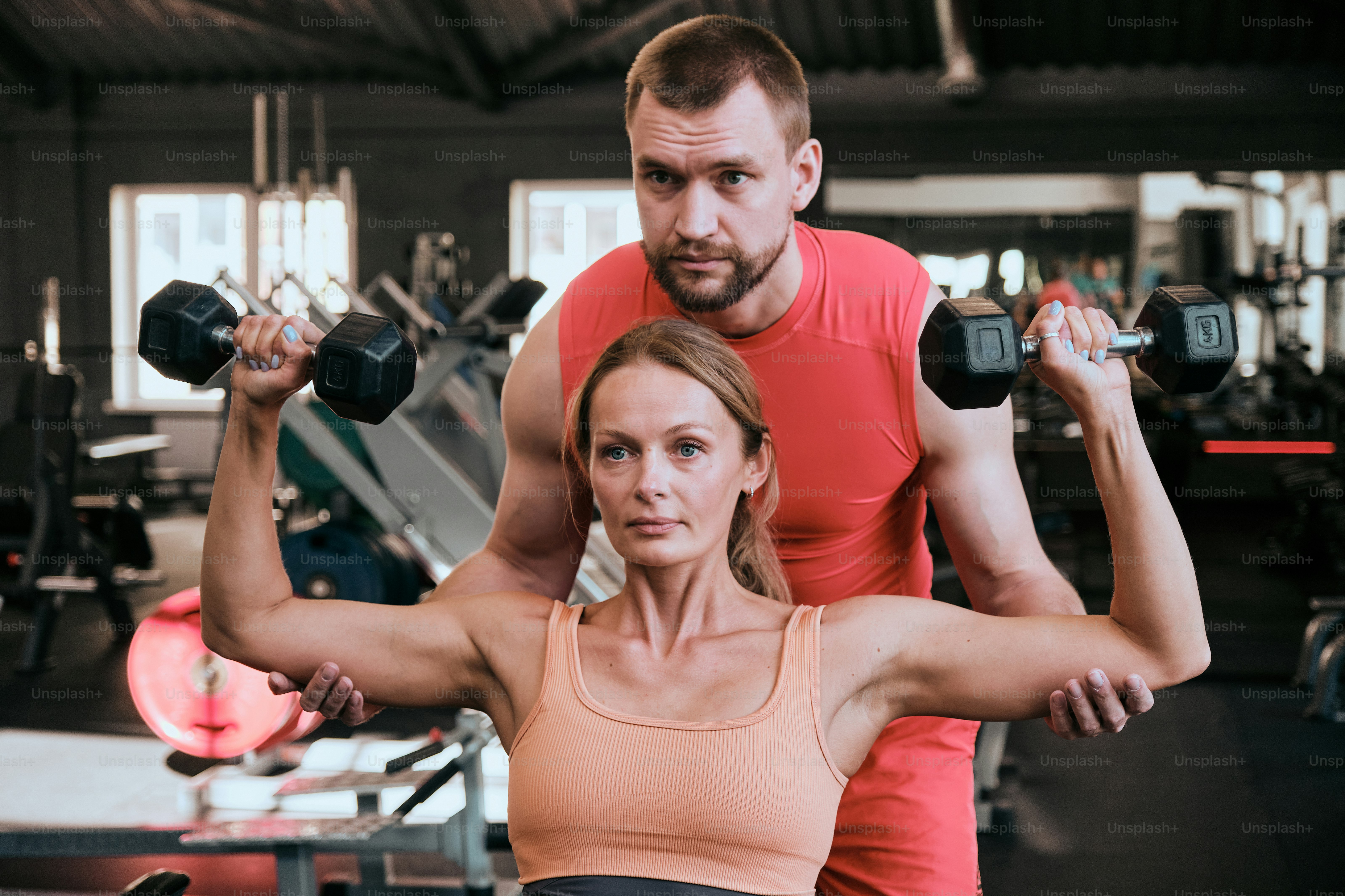 Un hombre y una mujer haciendo ejercicio en un gimnasio