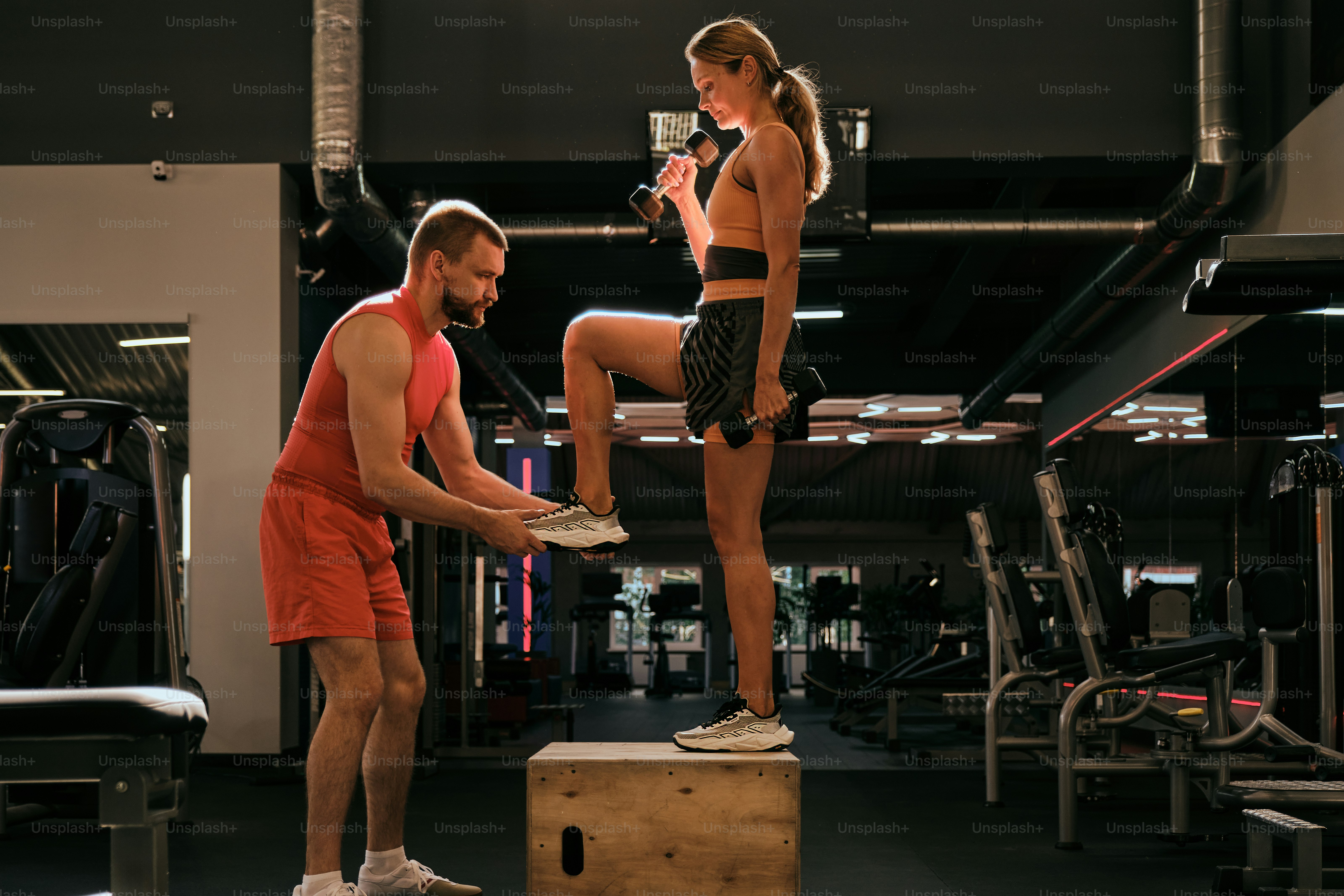 Ein Mann und eine Frau in einem Fitnessstudio