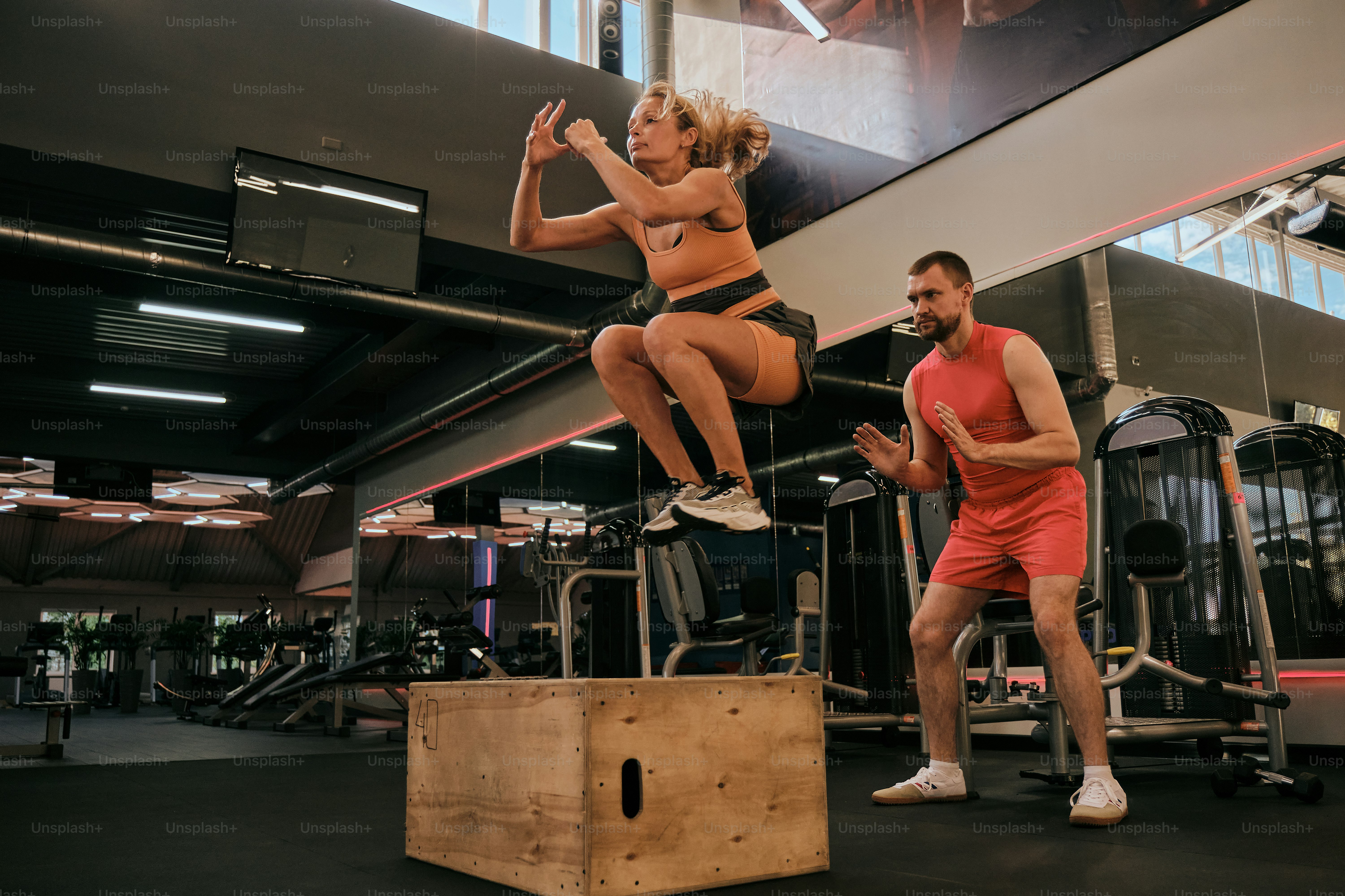 Un hombre y una mujer en un gimnasio