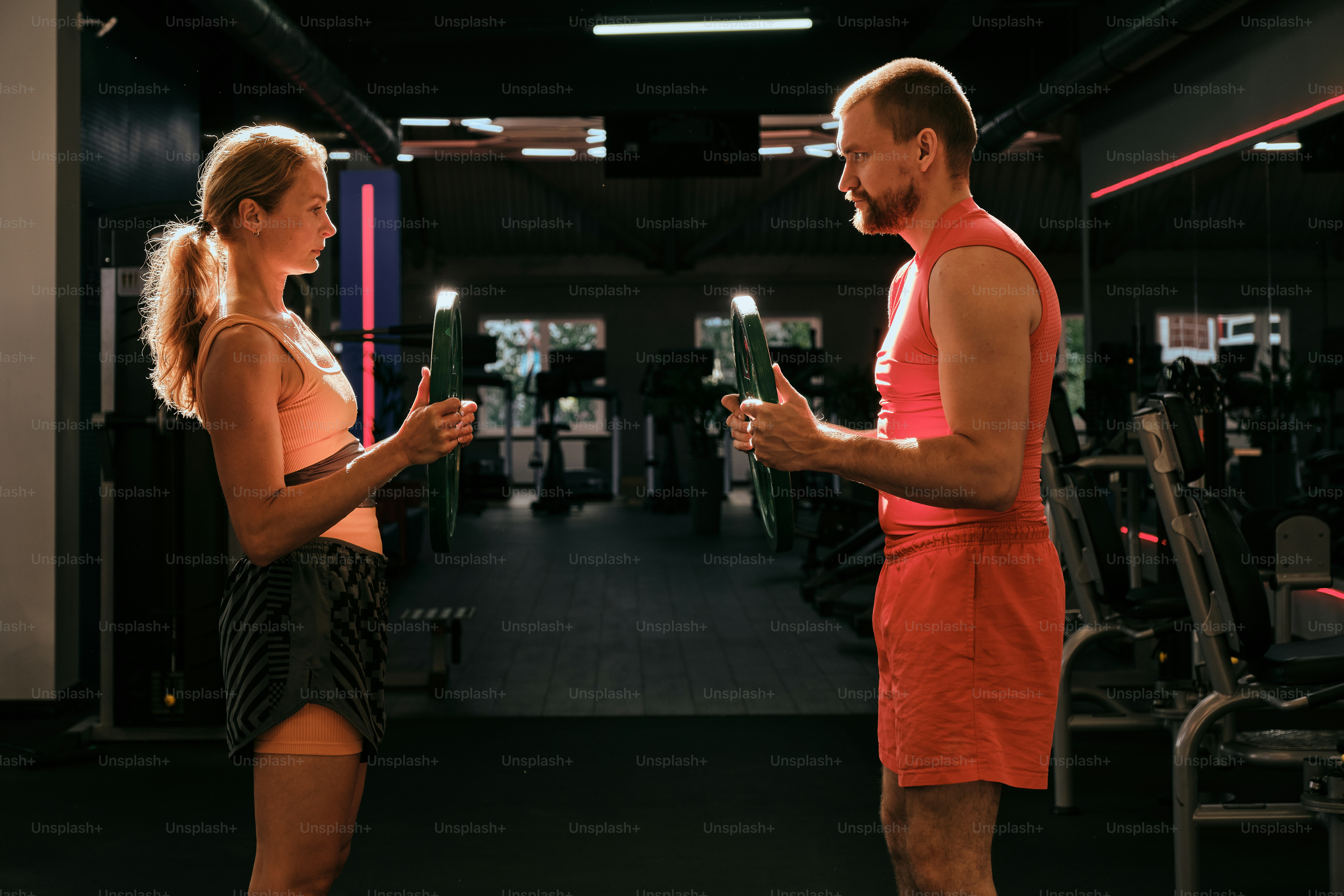 Un hombre y una mujer de pie en un gimnasio