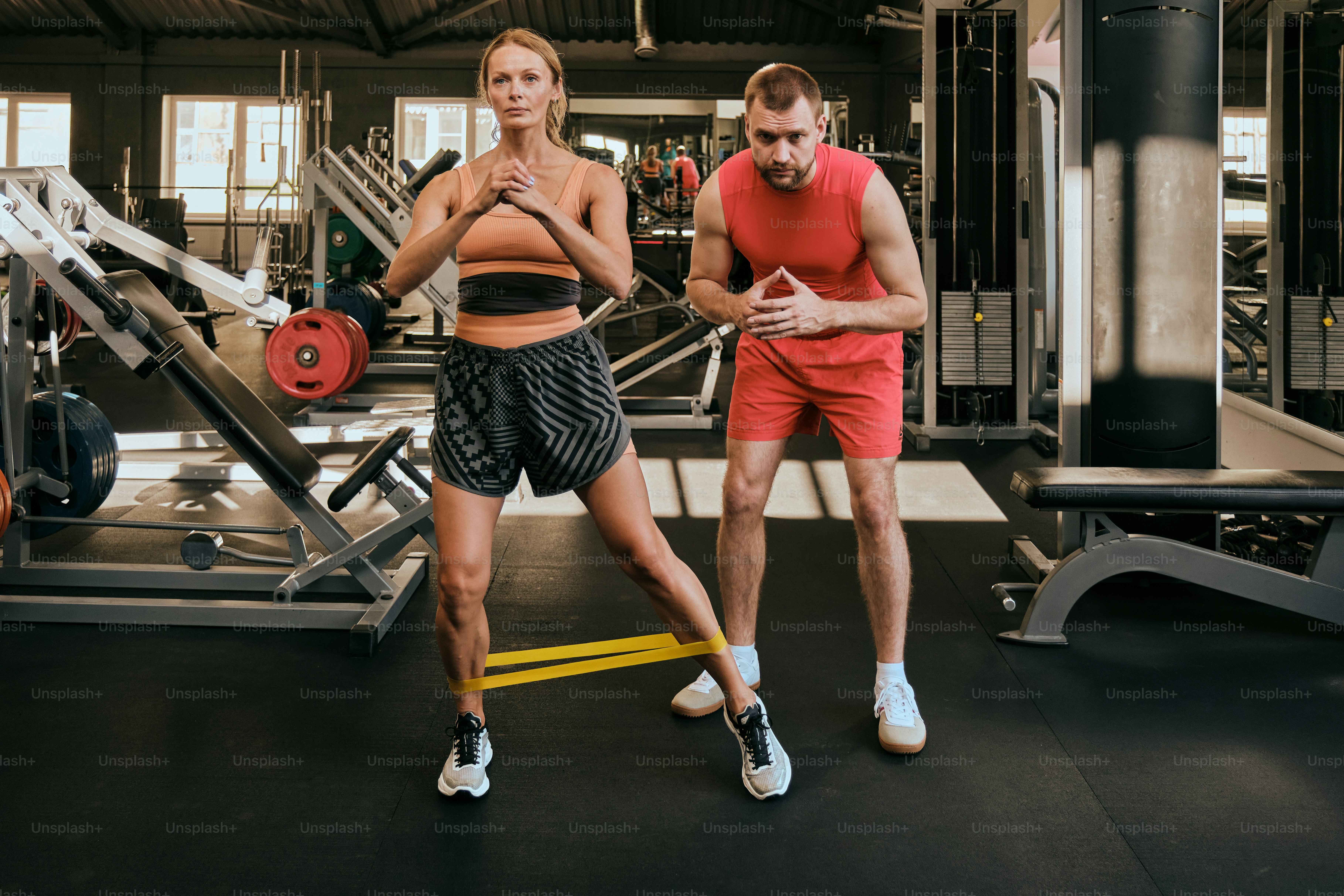 Un hombre y una mujer en un gimnasio
