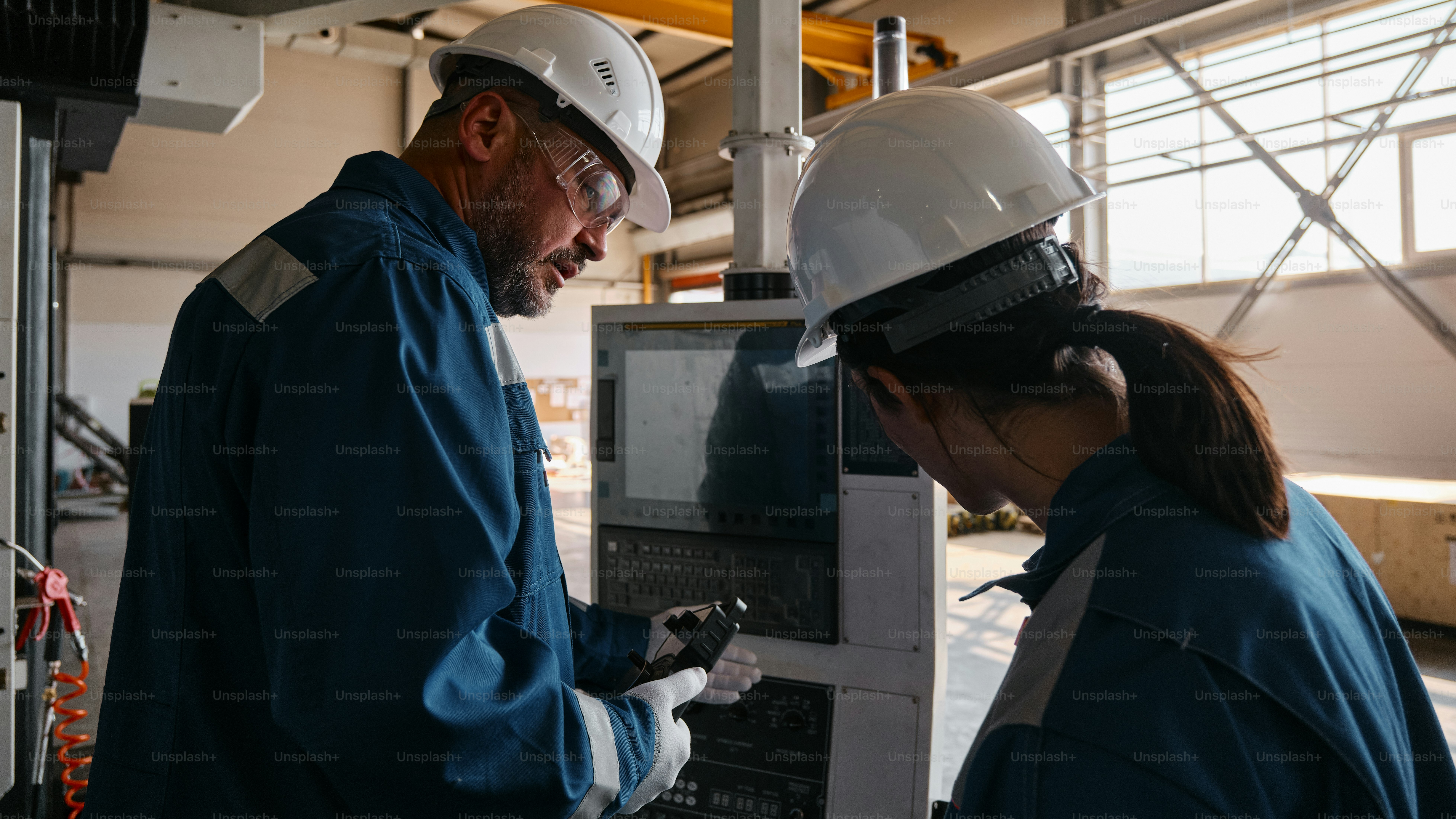 Ein Mann und eine Frau bei der Arbeit an einer Maschine