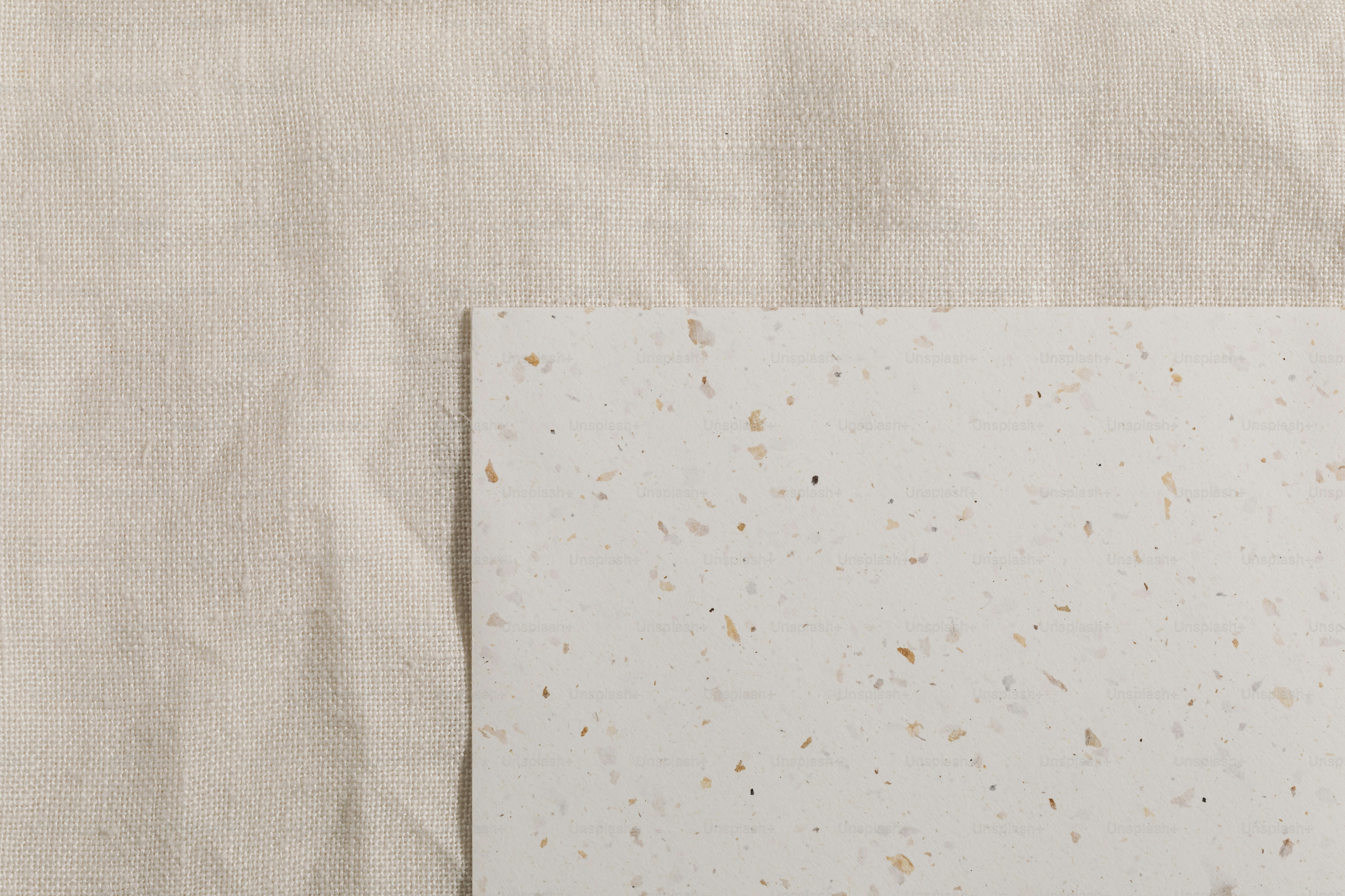 Un pedazo de papel blanco con un fondo blanco