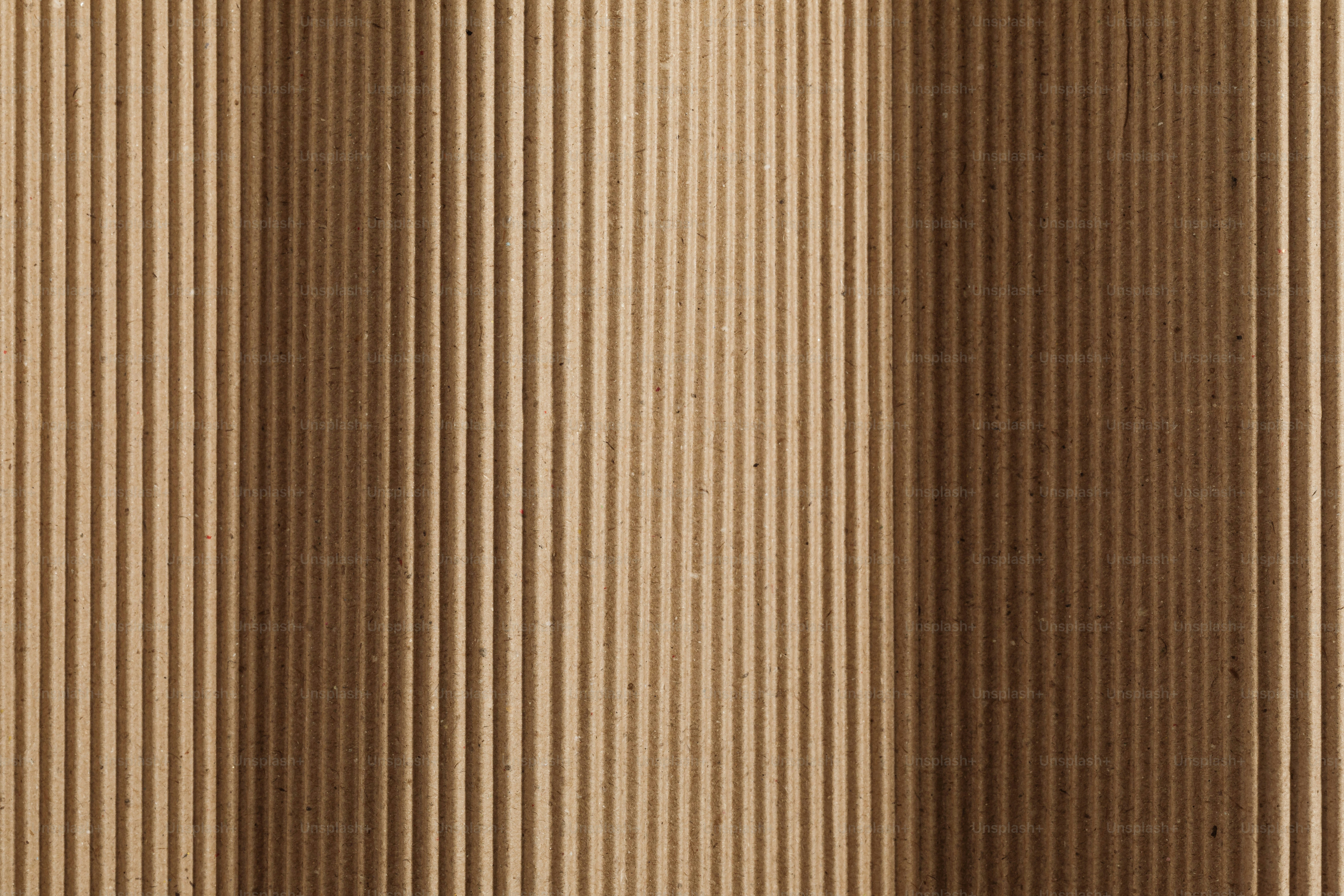 Nahaufnahme eines braunen Vorhangs mit vertikalen Streifen