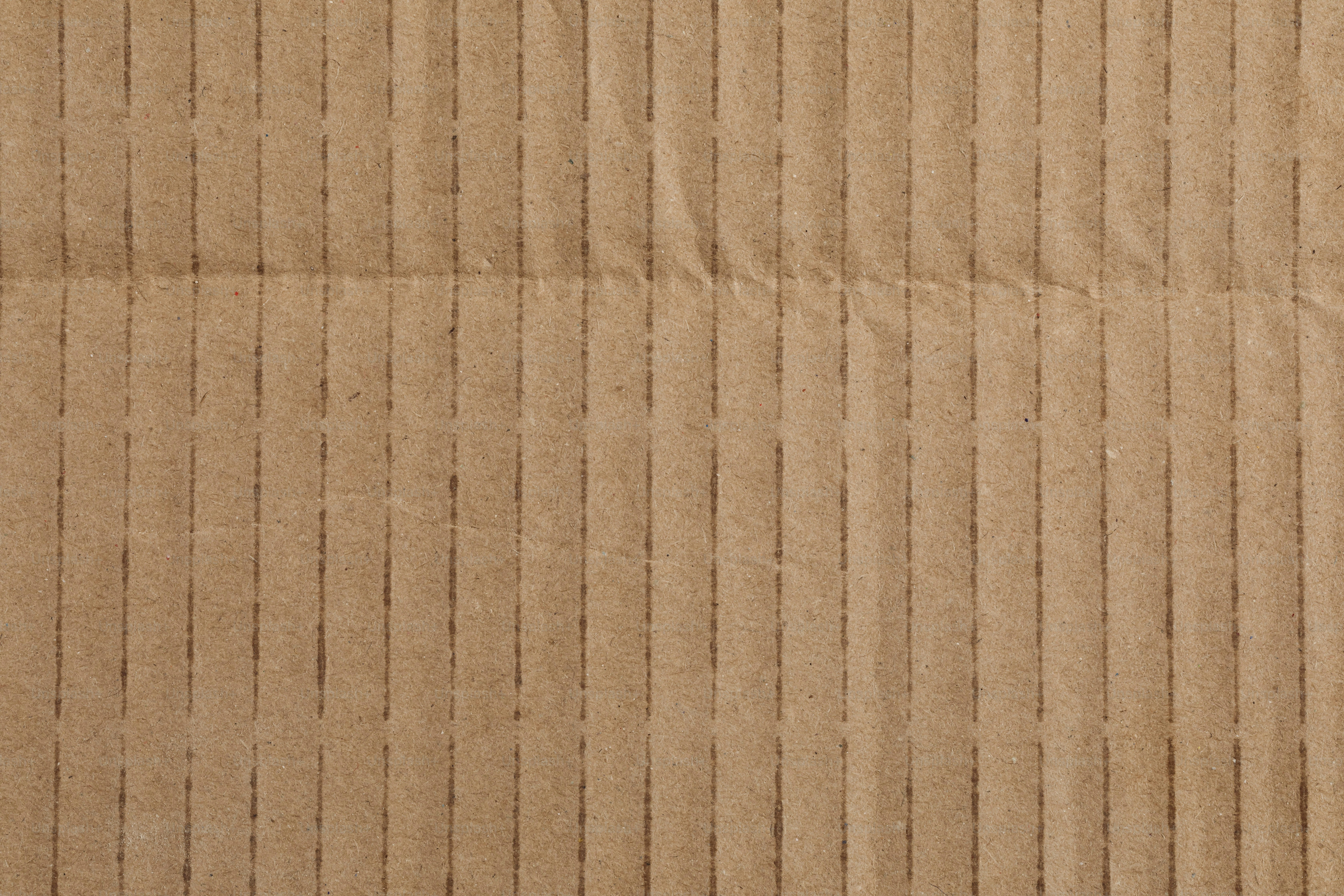 Un pezzo di cartone con un motivo a strisce marroni