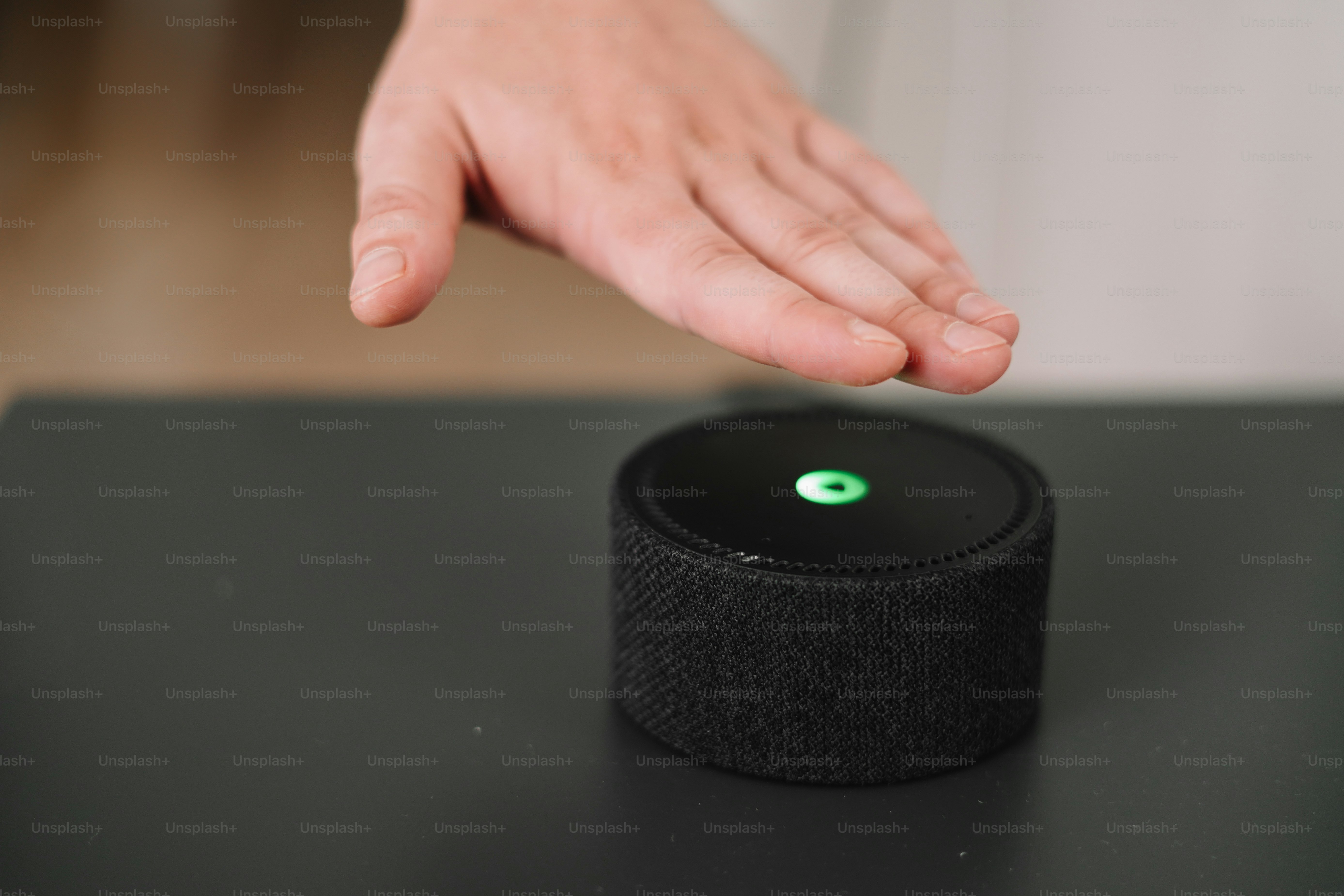 Eine Person, die auf einem Tisch nach einem Smart-Gerät greift