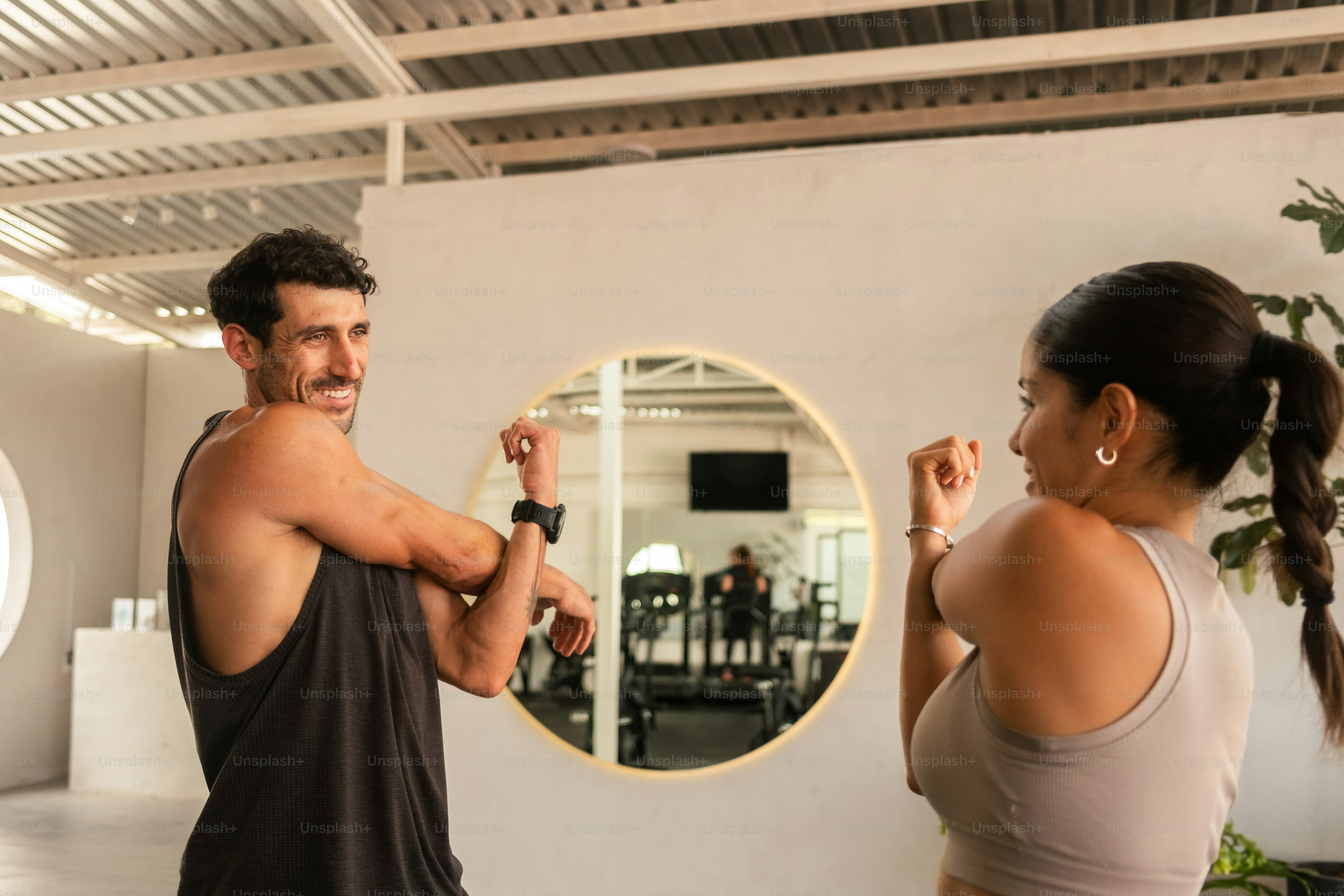 Ein Mann steht neben einer Frau vor einem Spiegel