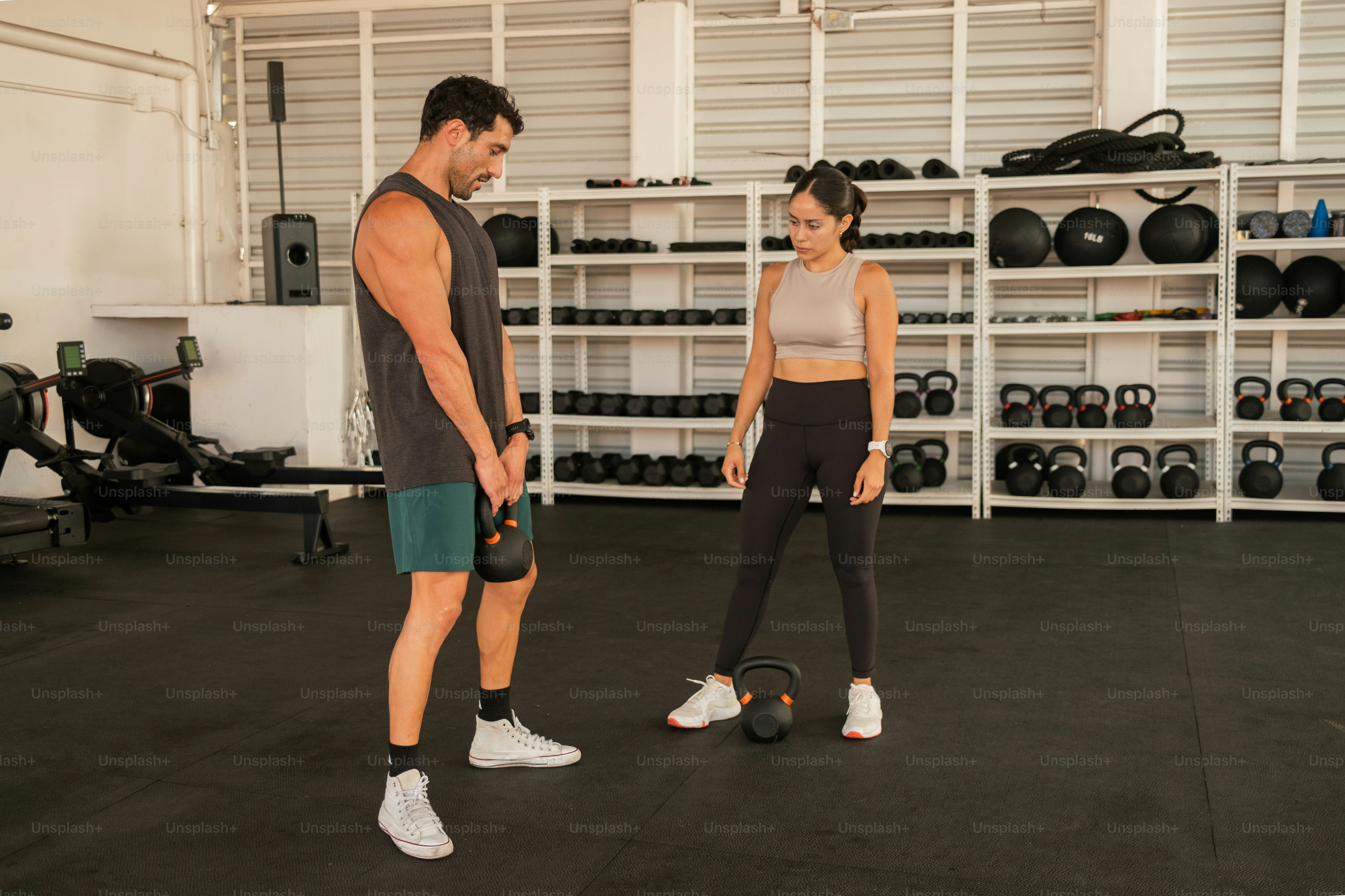 Ein Mann und eine Frau stehen in einer Turnhalle