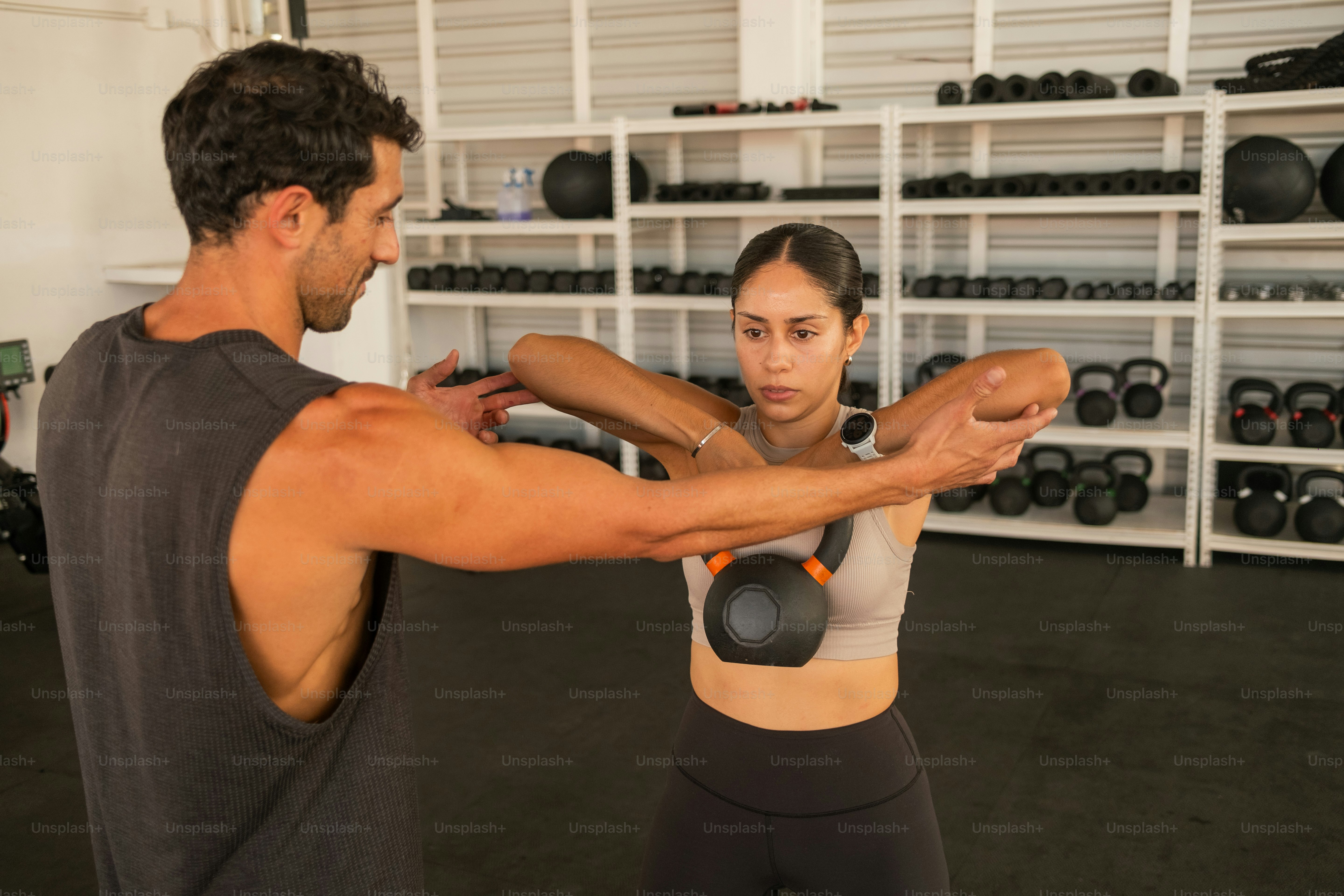 Un hombre y una mujer en un gimnasio