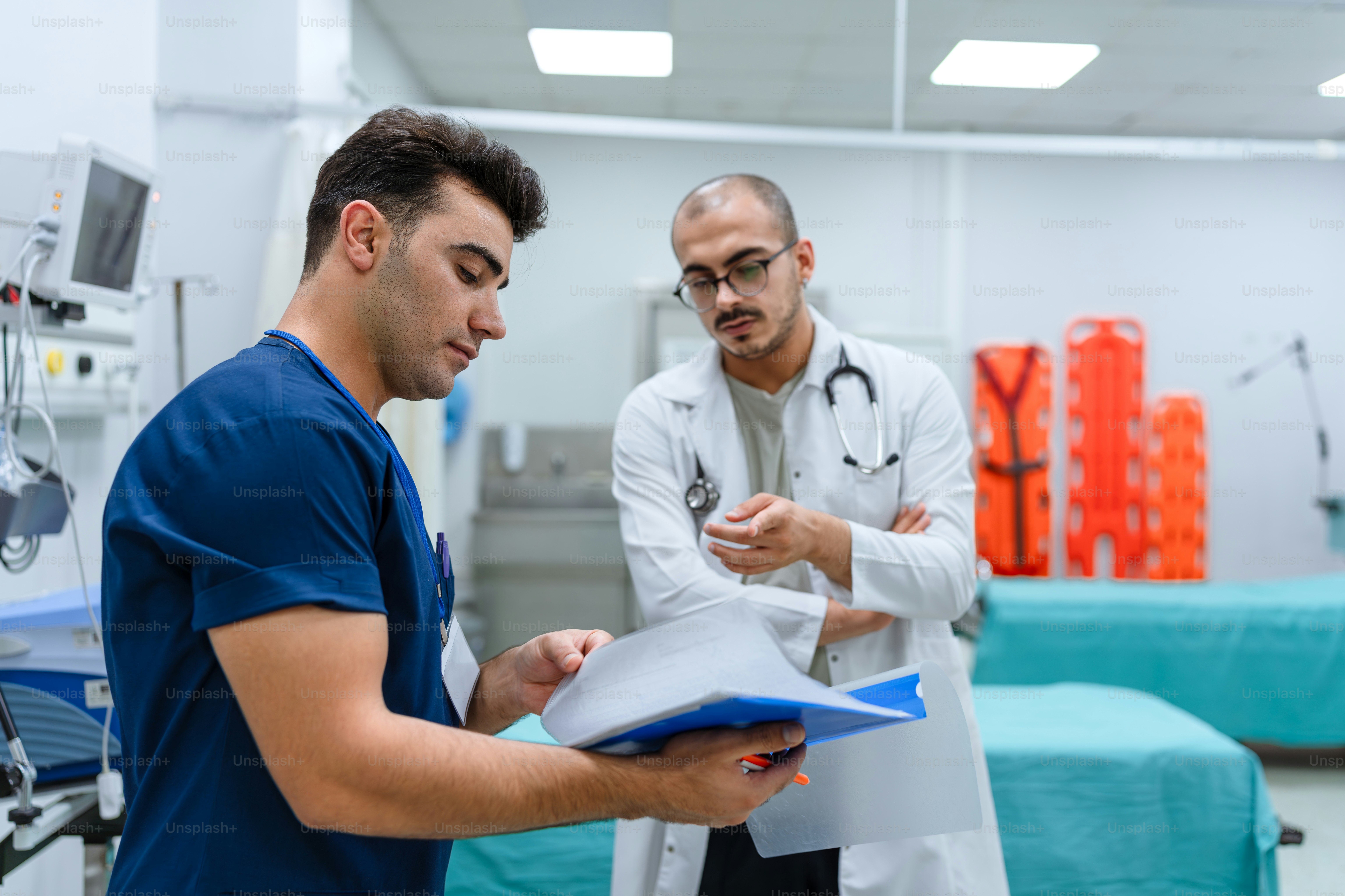 Ein paar Männer stehen in einem Krankenhauszimmer
