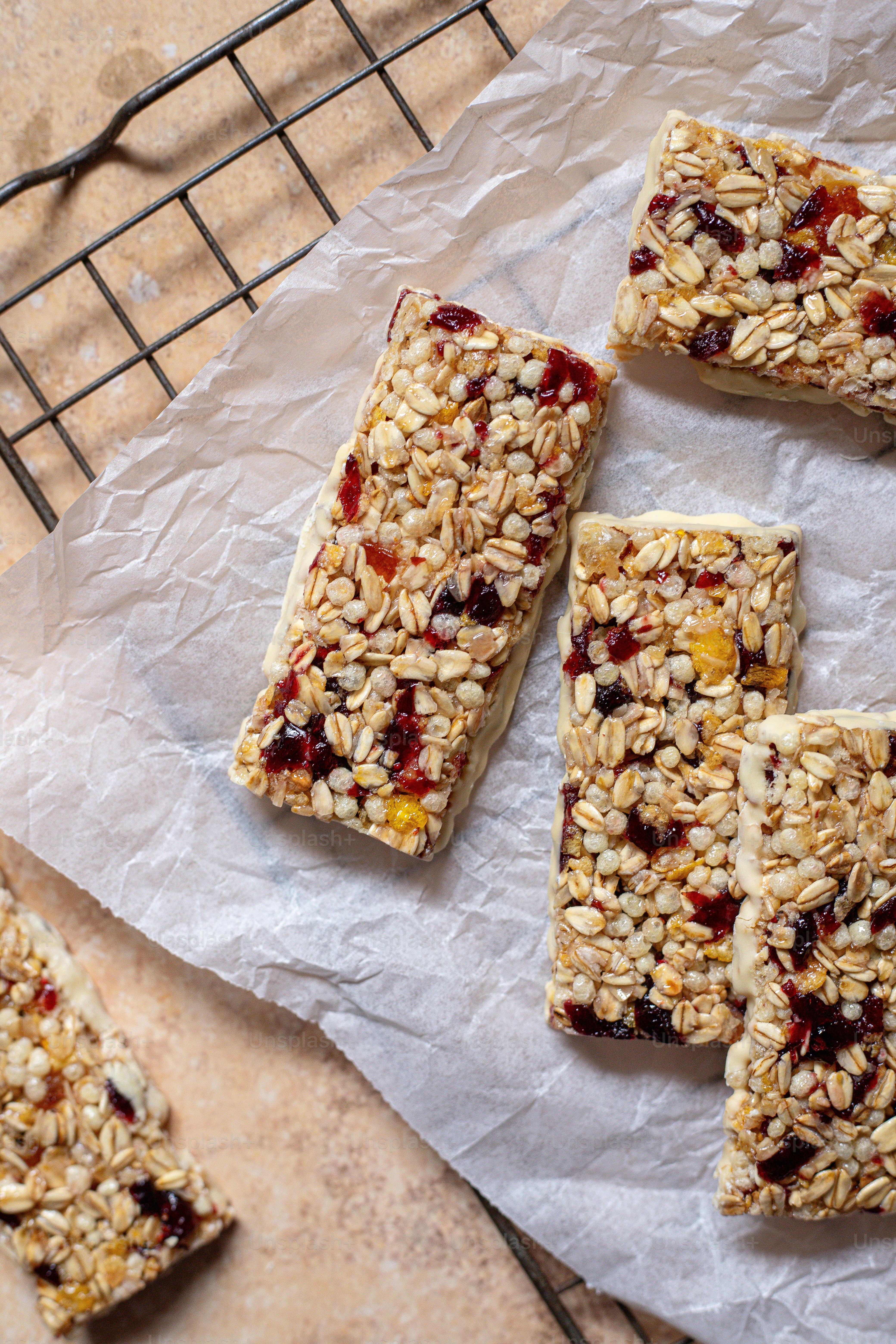 テーブルの上に座っているグラノーラバーの束
