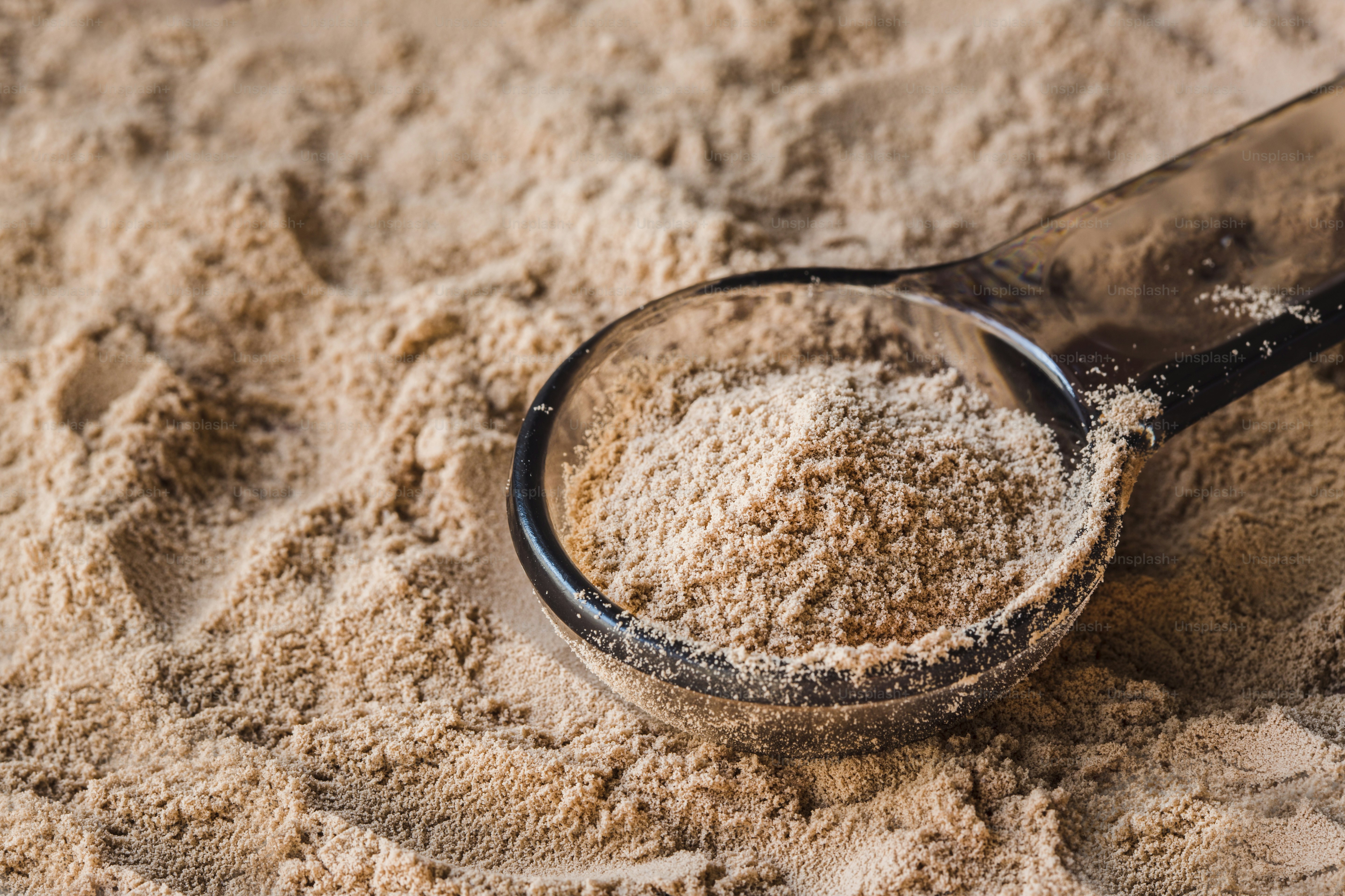Une cuillère de sable et une cuillère de poudreuse