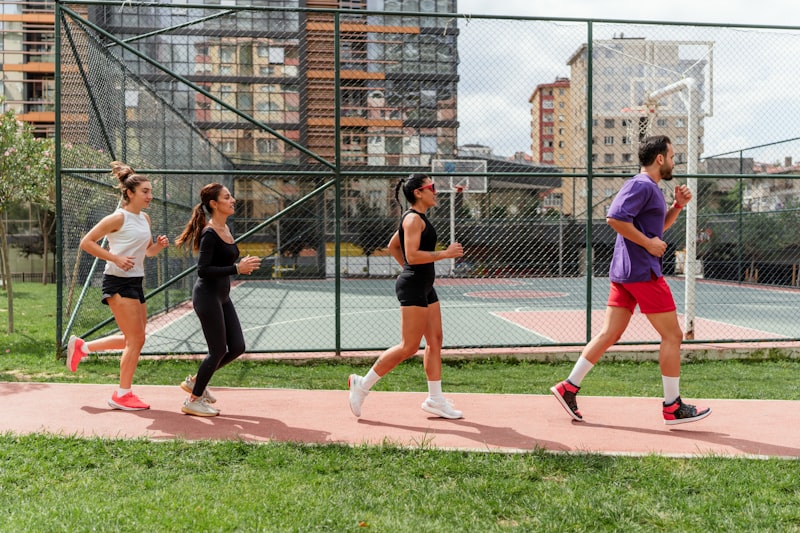 Grupo de personas corriendo en un parque