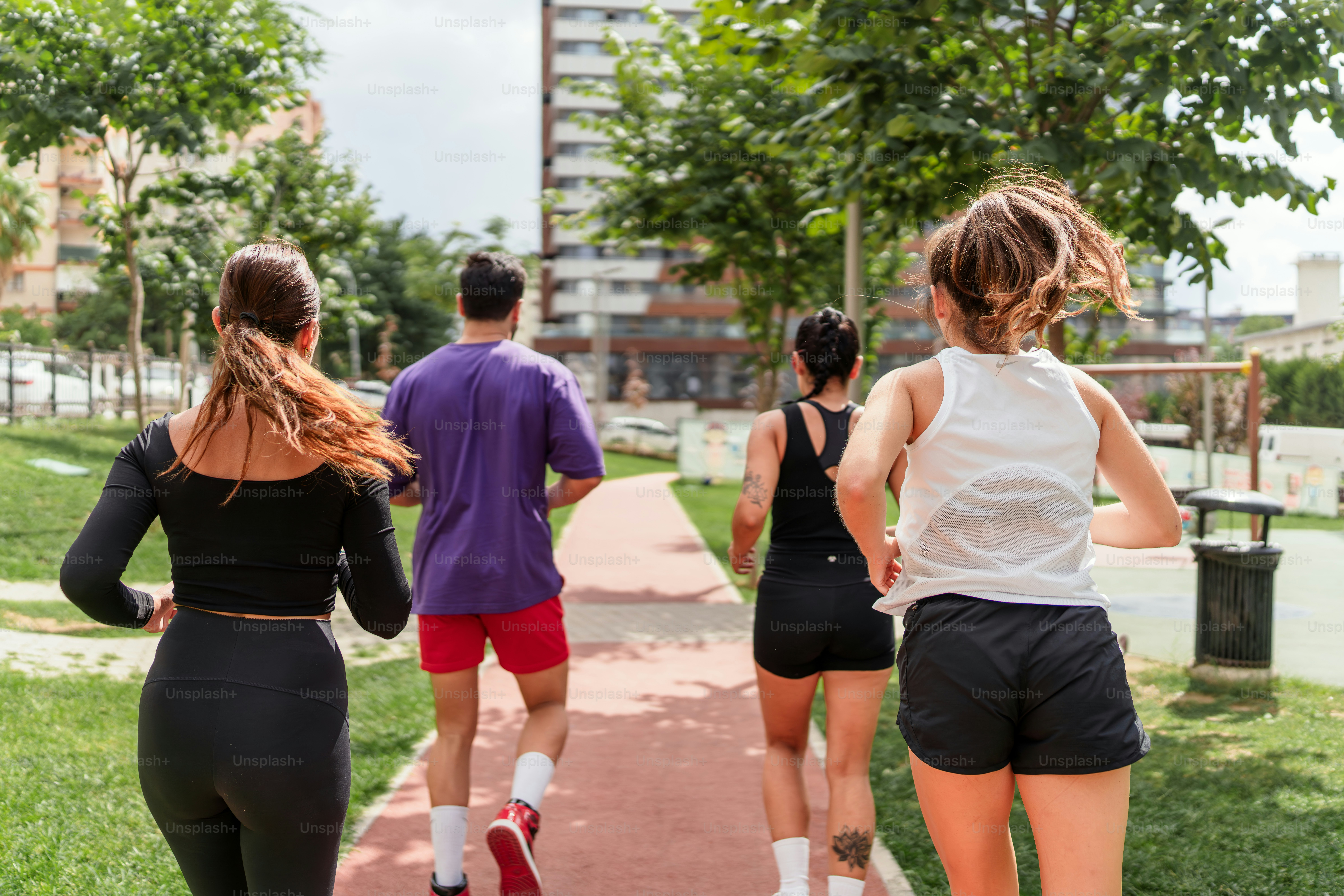 Un grupo de personas caminando por una acera
