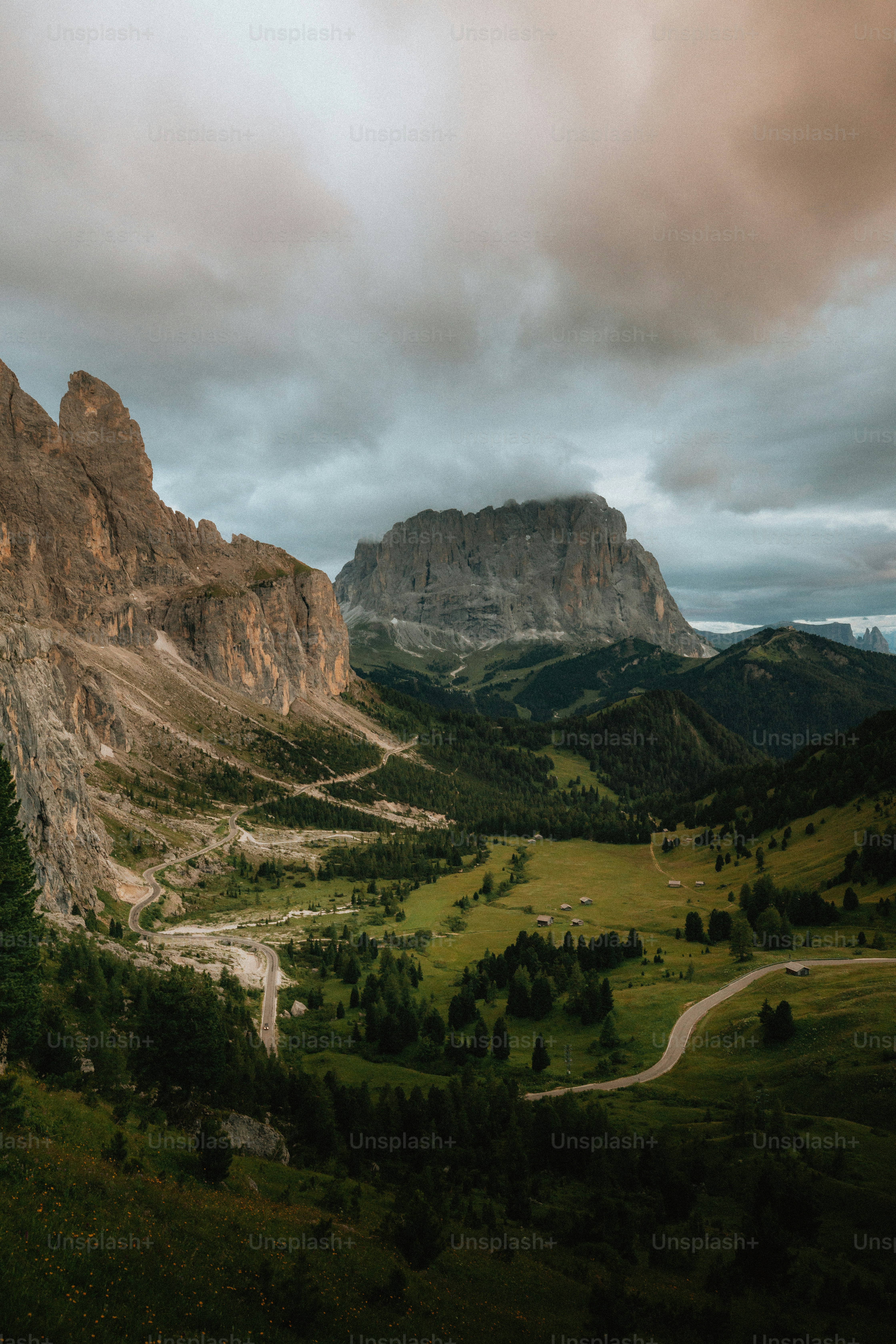 Ein malerischer Blick auf eine Bergkette unter einem bewölkten Himmel