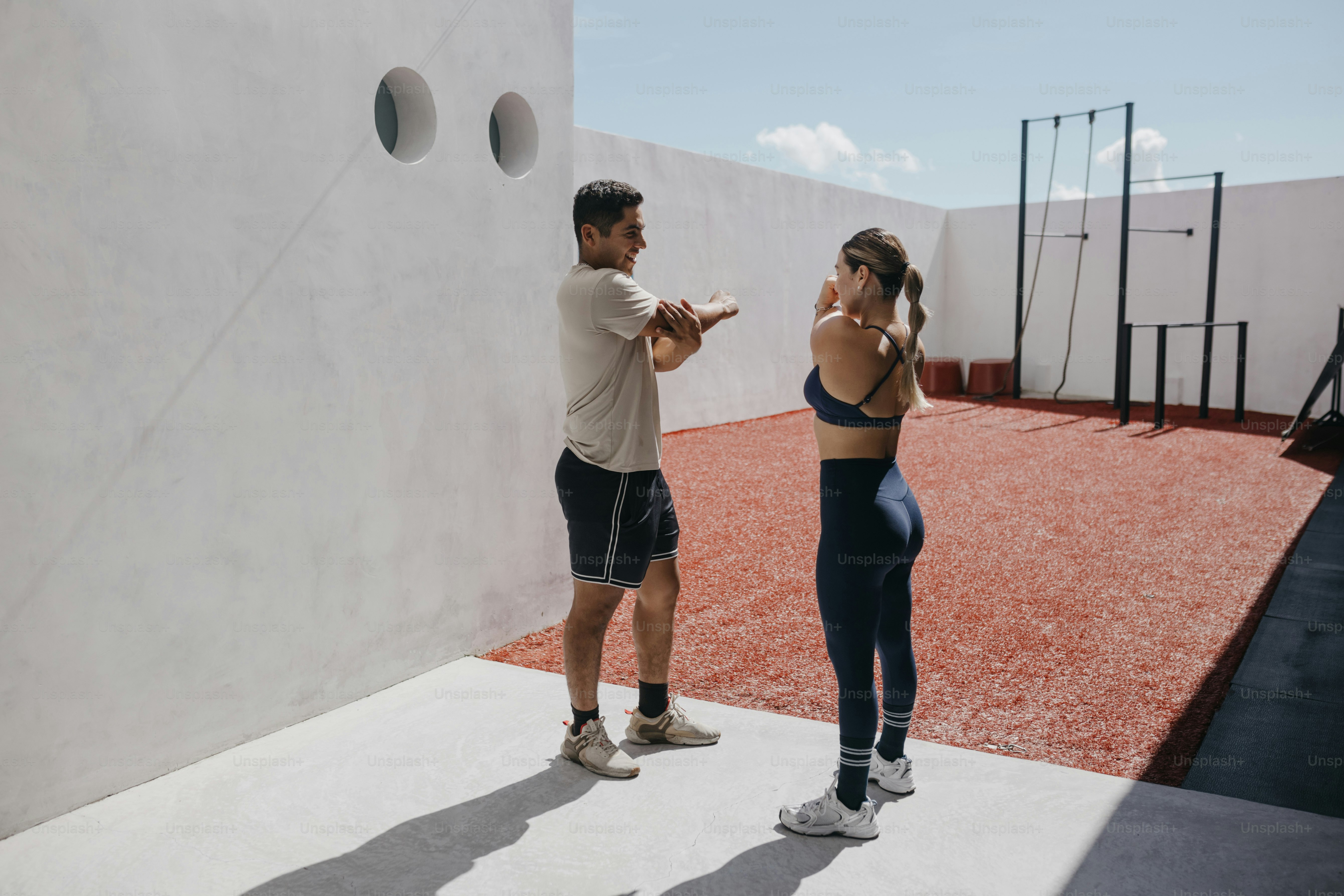 Ein Mann und eine Frau, die nebeneinander stehen