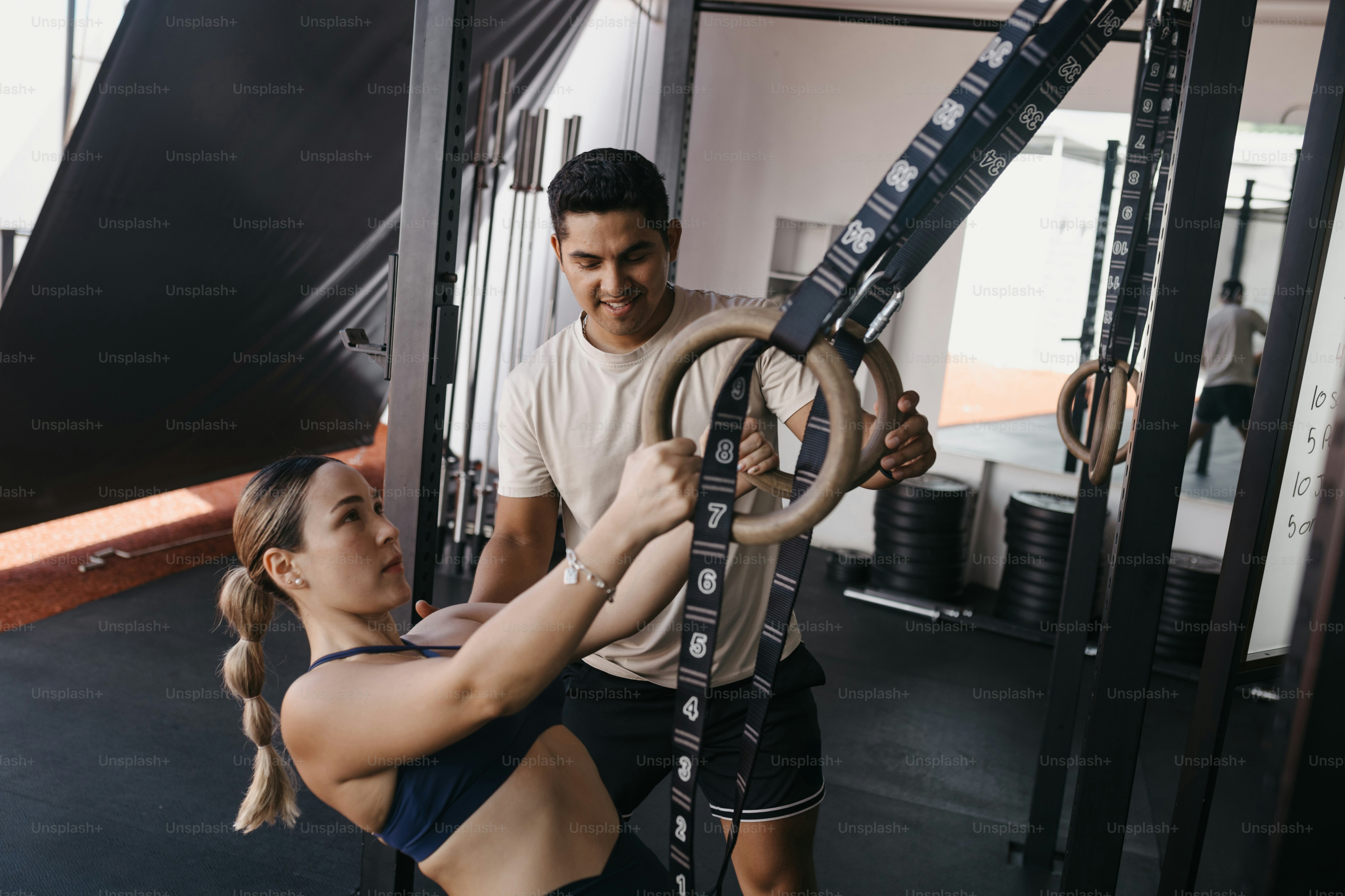 Ein Mann und eine Frau trainieren in einem Fitnessstudio