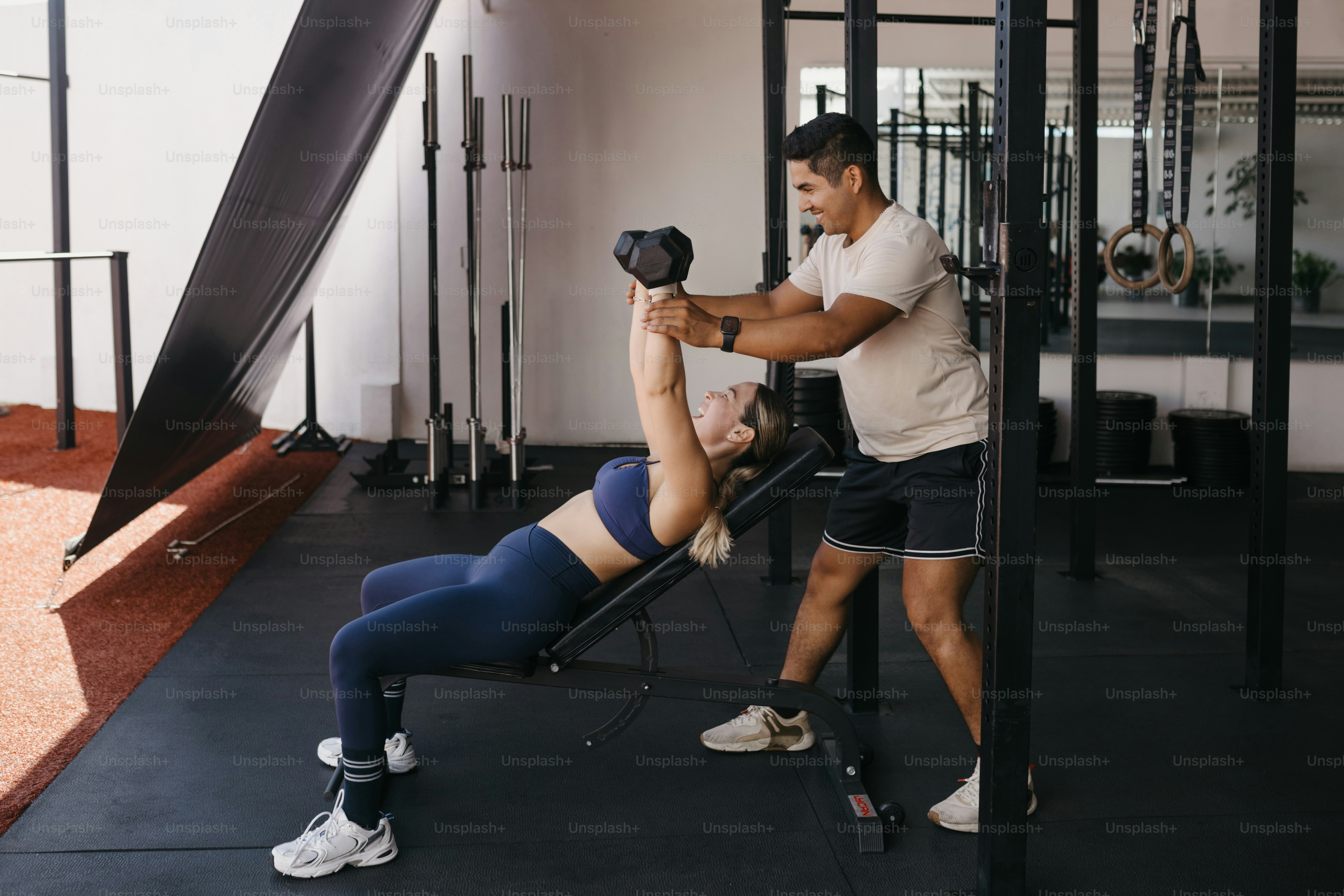 Ein Mann und eine Frau in einem Fitnessstudio