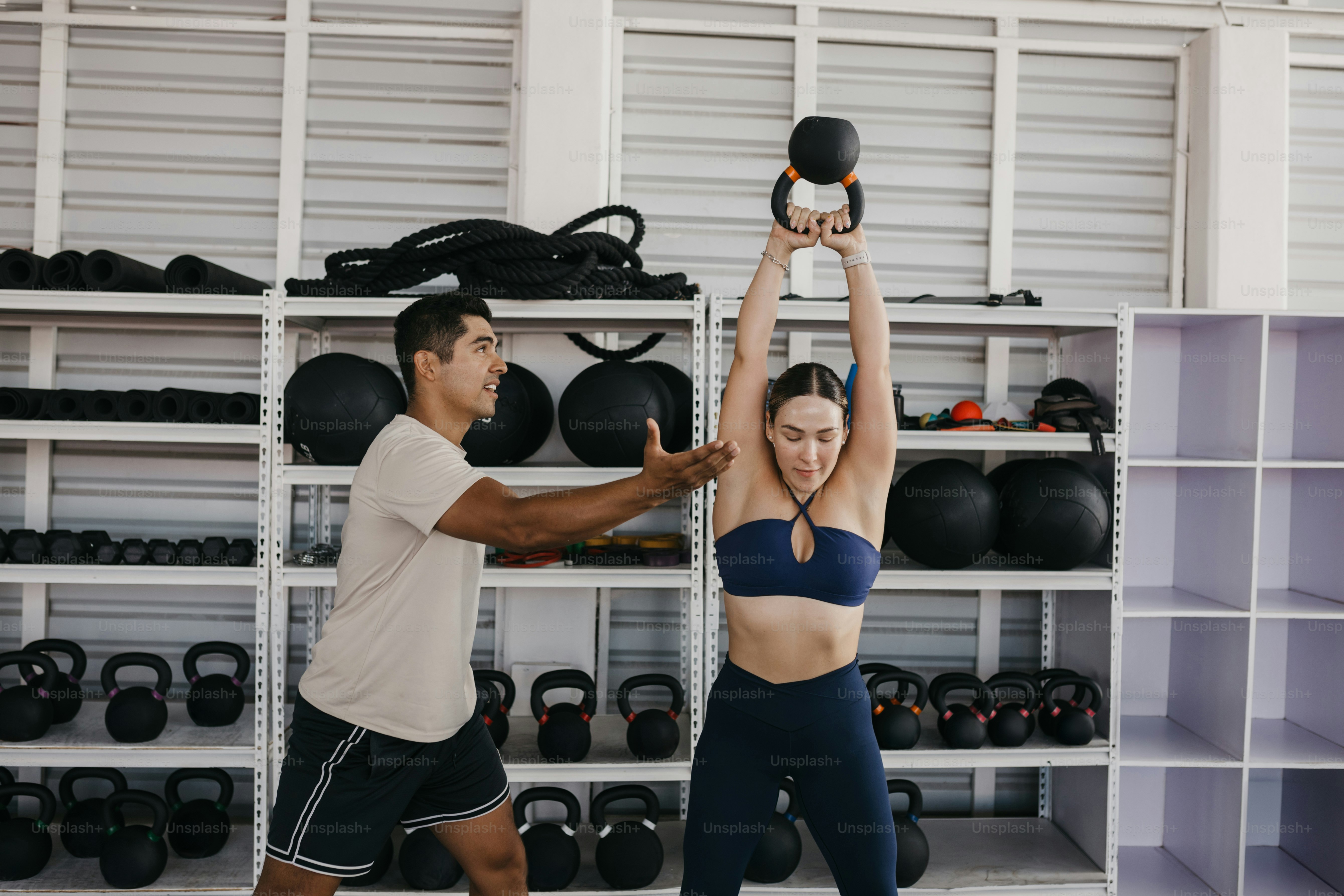 Ein Mann und eine Frau machen Übungen in einem Fitnessstudio